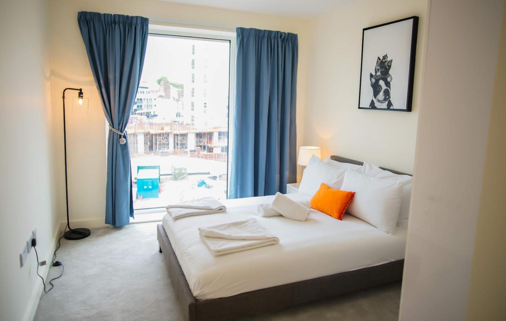 Thames View 2 Bed Apartment With Balcony