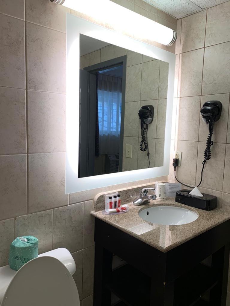 Howard Johnson by Wyndham North Bergen