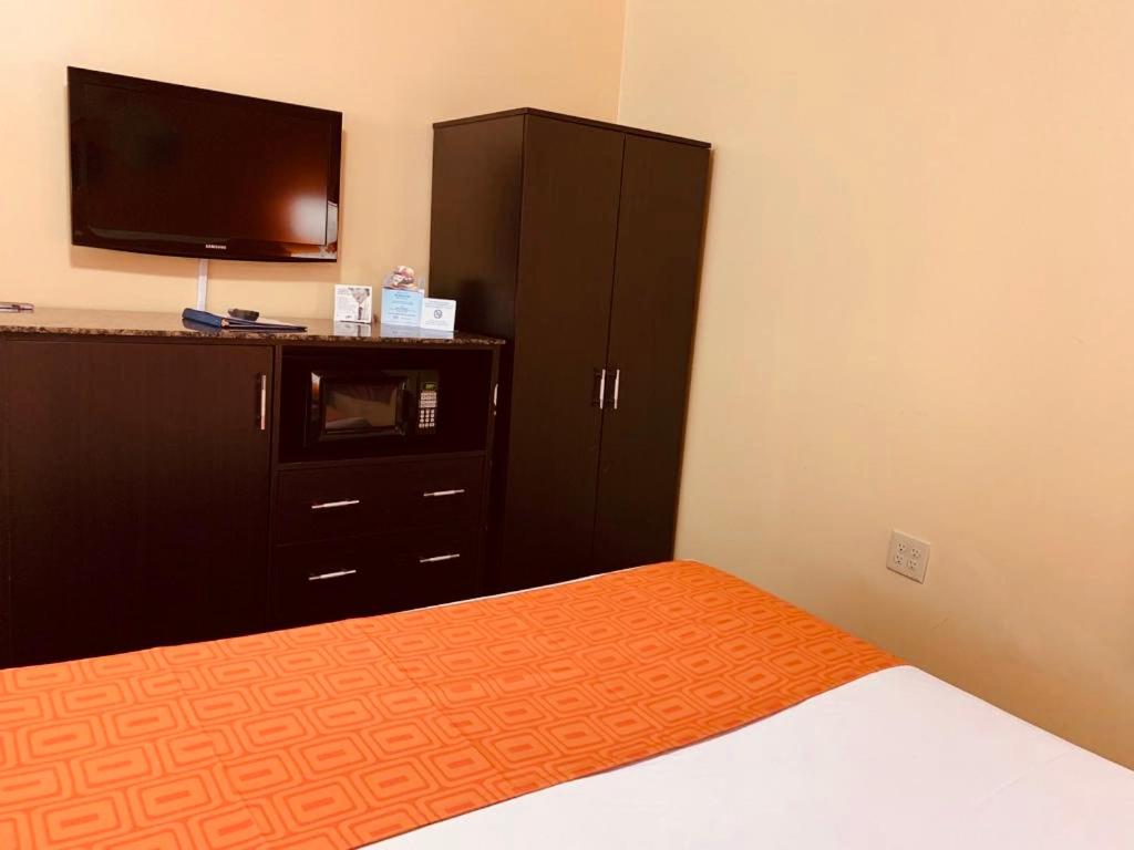 Howard Johnson by Wyndham North Bergen