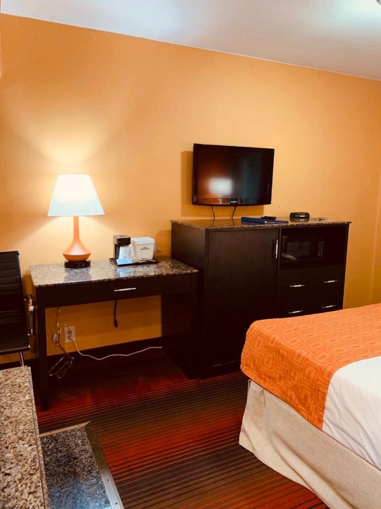 Howard Johnson by Wyndham North Bergen