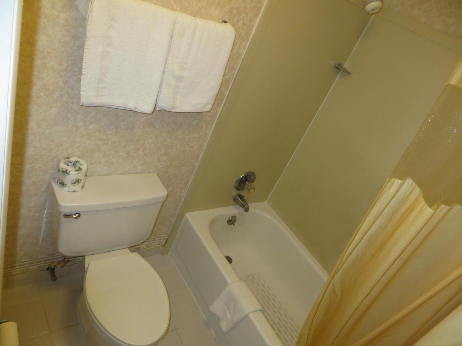 Howard Johnson by Wyndham Commerce GA