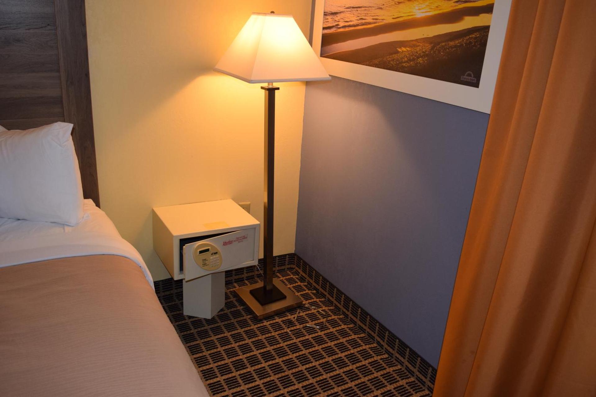 Days Inn by Wyndham Cadillac