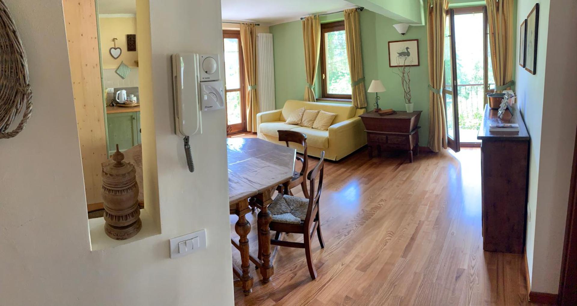 Apartment with Mountain View