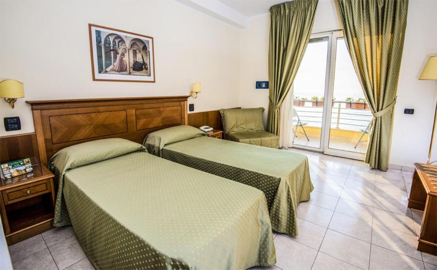 Double or Twin Room with Sea View