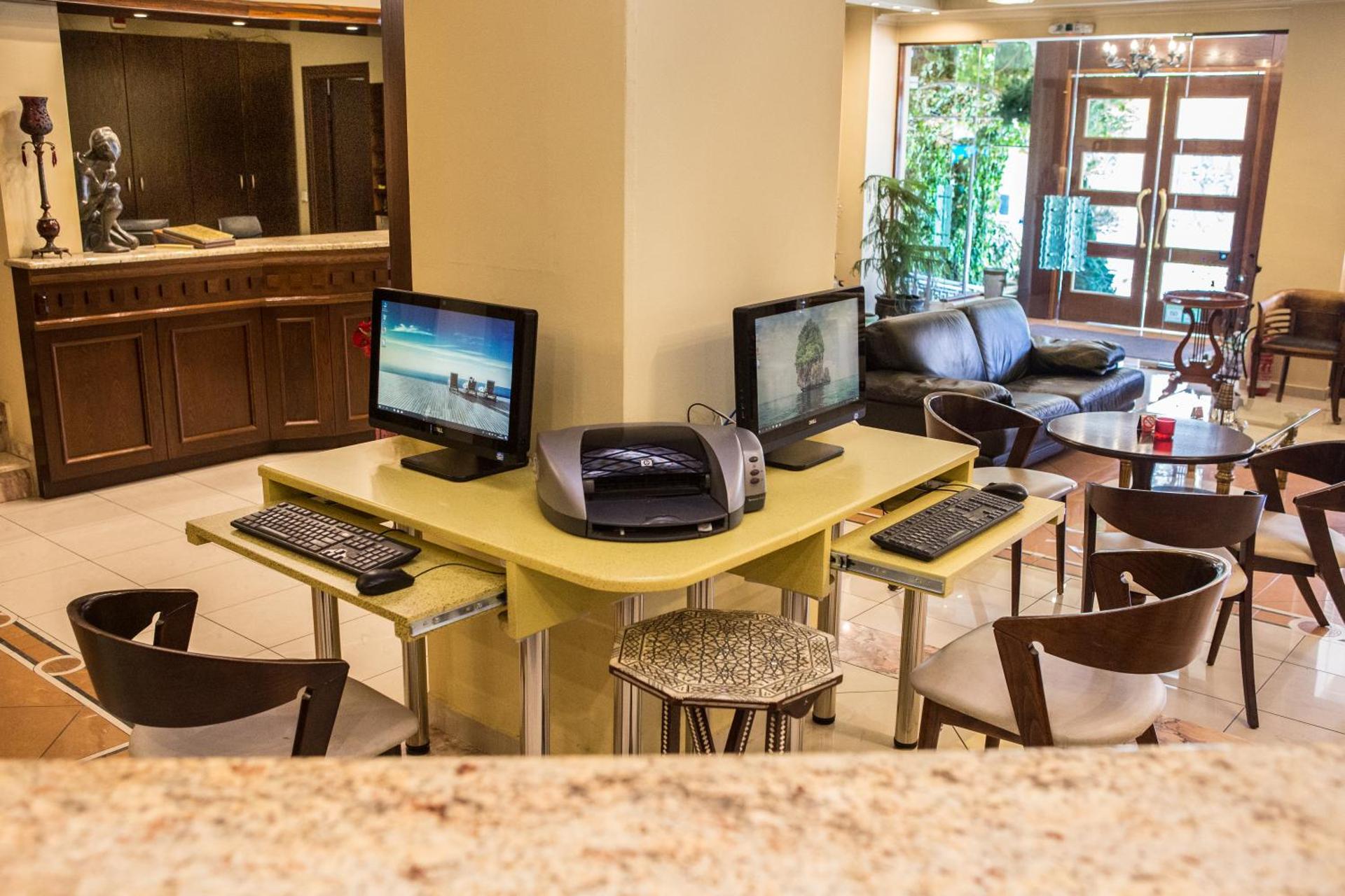 Communal lounge/ TV room