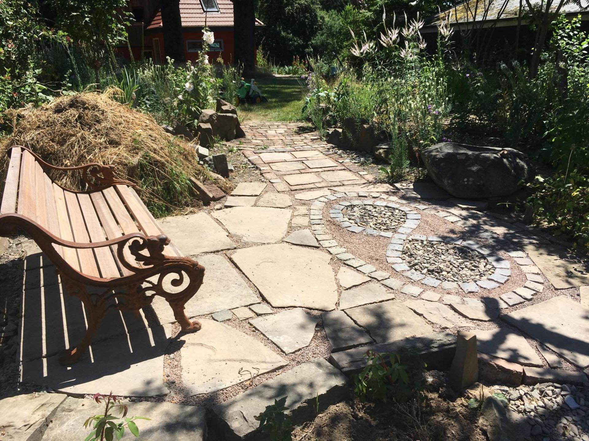 Kleine Villa im wilden Garten