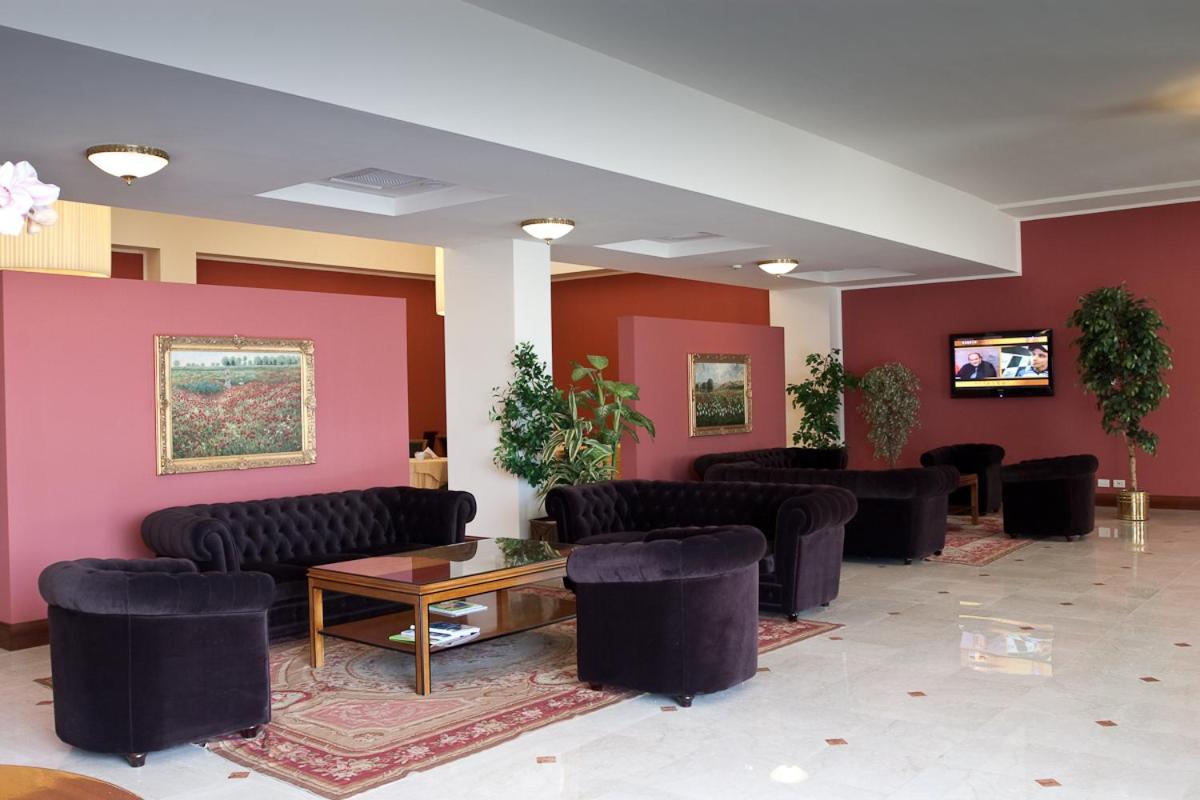 Communal lounge/ TV room