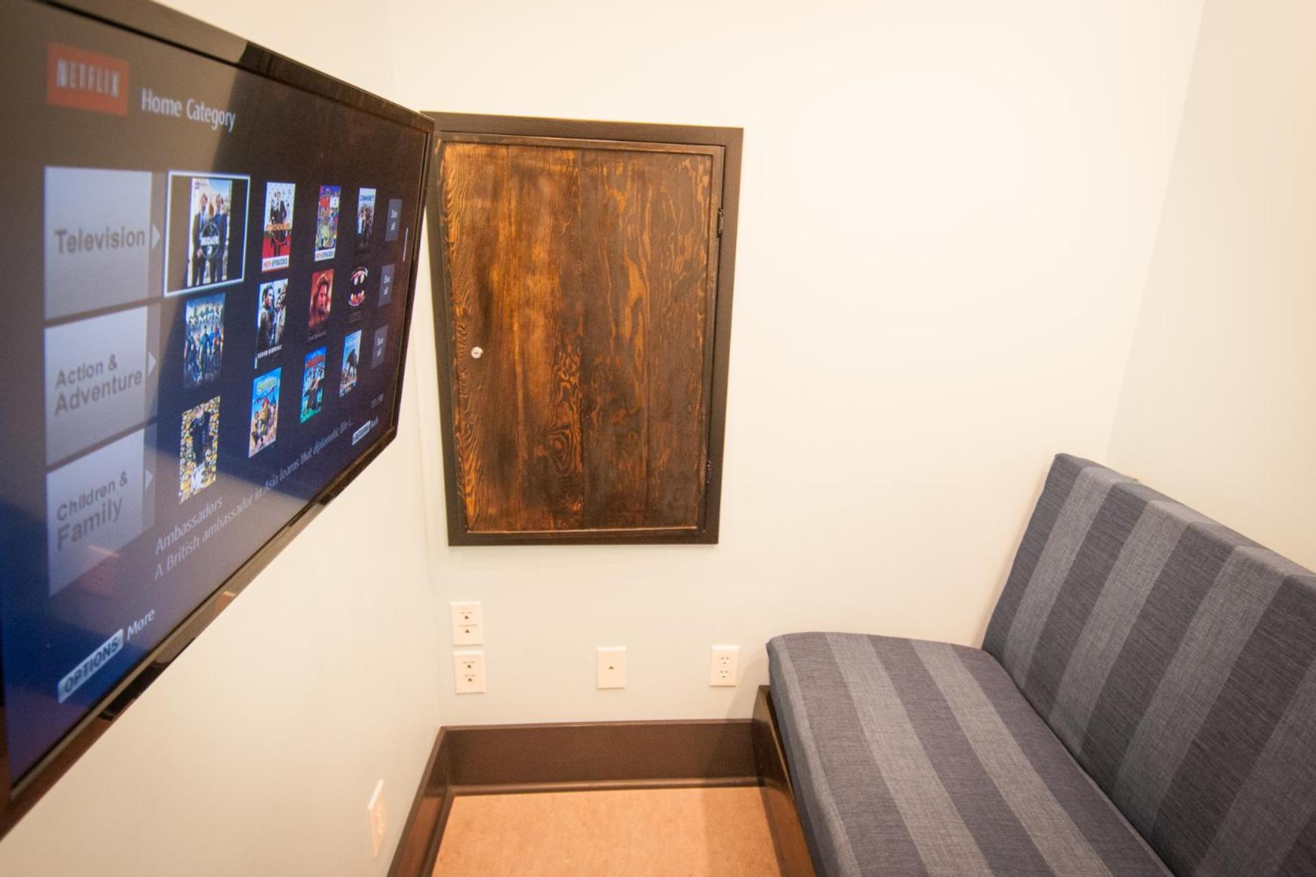 Communal lounge/ TV room