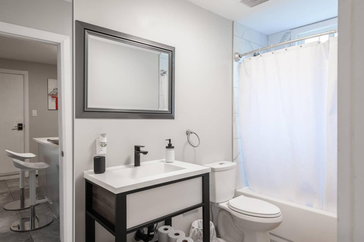 ENTIRE 2 BEDROOM APARTMENT UPTOWN WATERLOO - e1