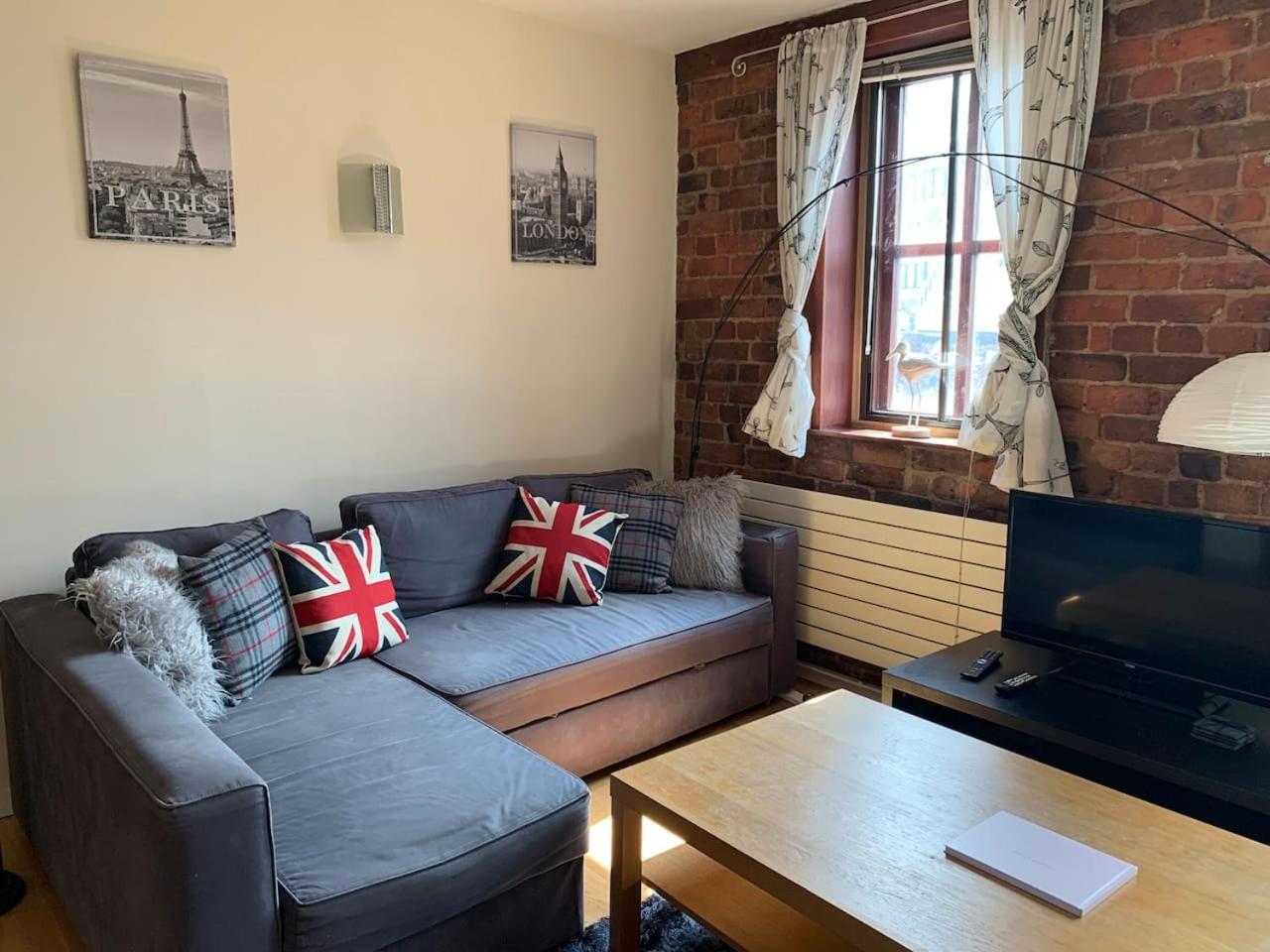 2 Bed Duplex Penthouse Apartment by Mathew Street Sleeps 6