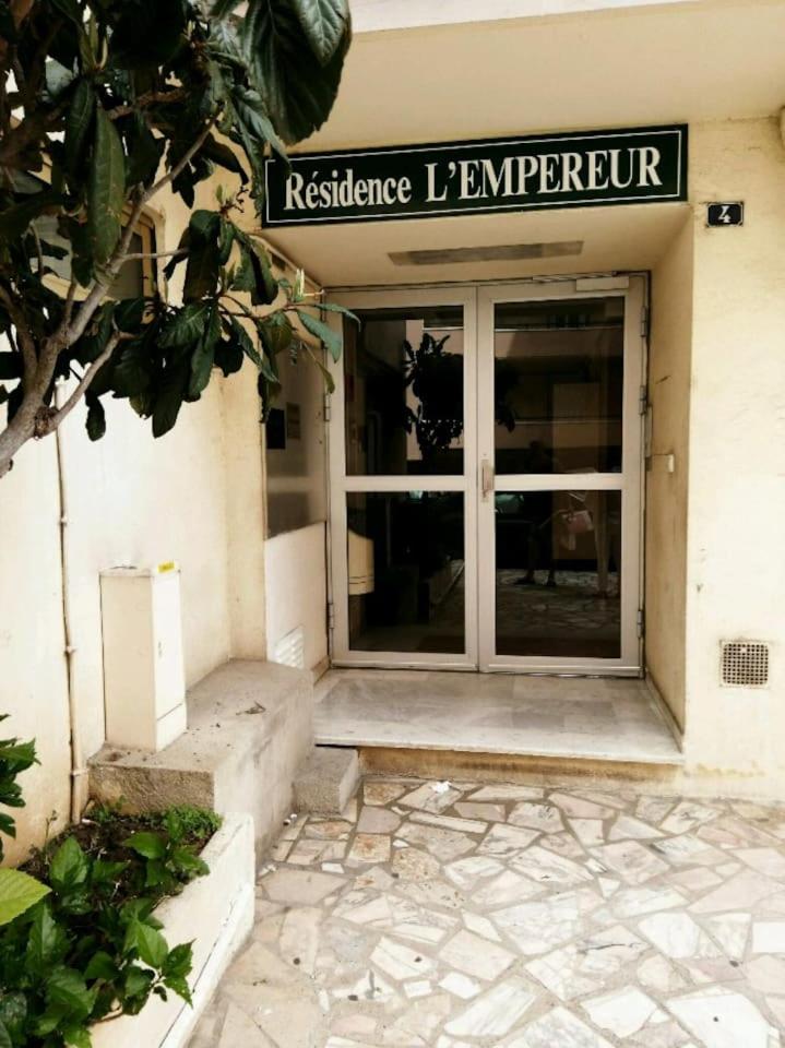 Charmant studio climatisé à 300m du port. Refait à neuf.