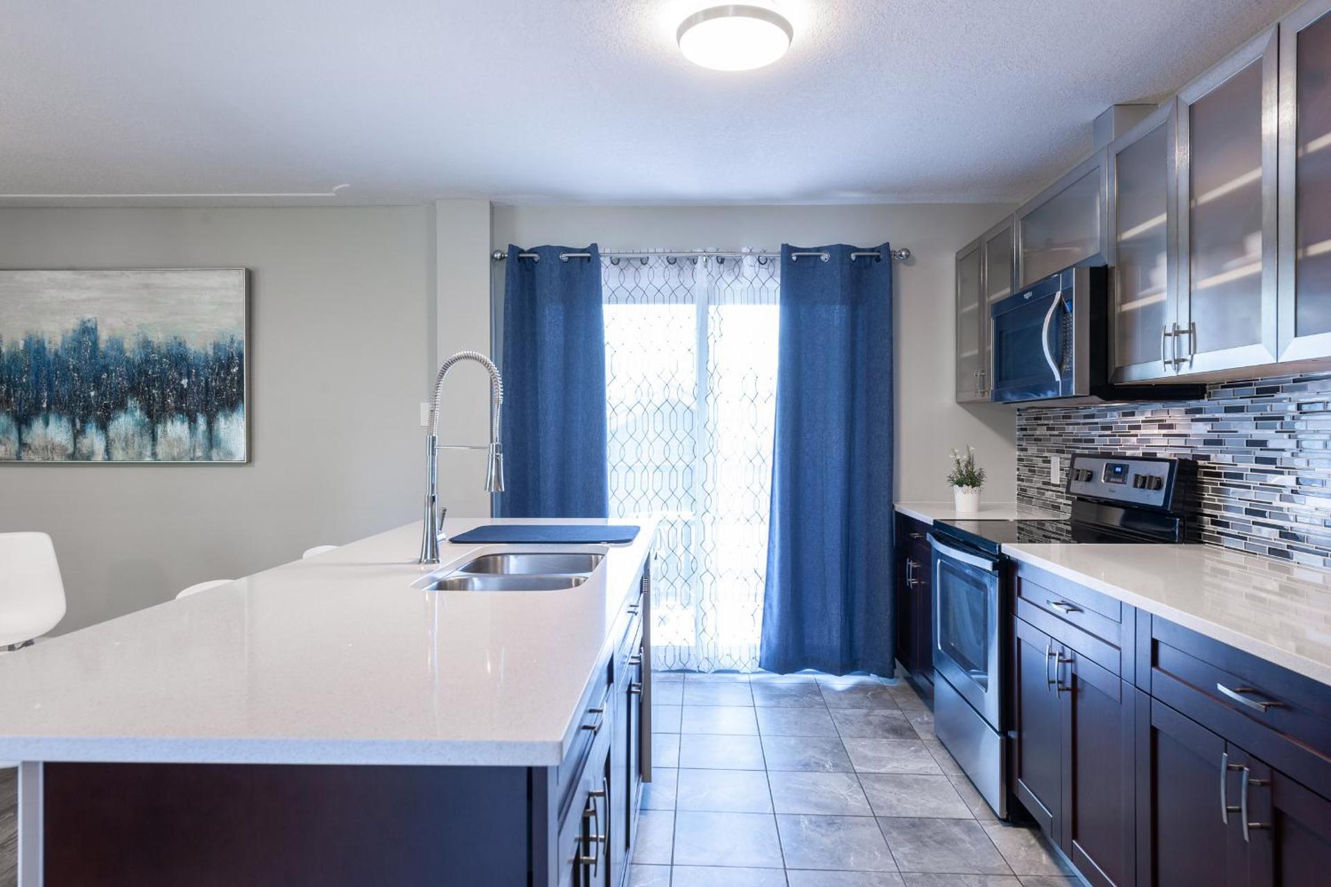 ENTIRE 2 BEDROOM APARTMENT UPTOWN WATERLOO - e3