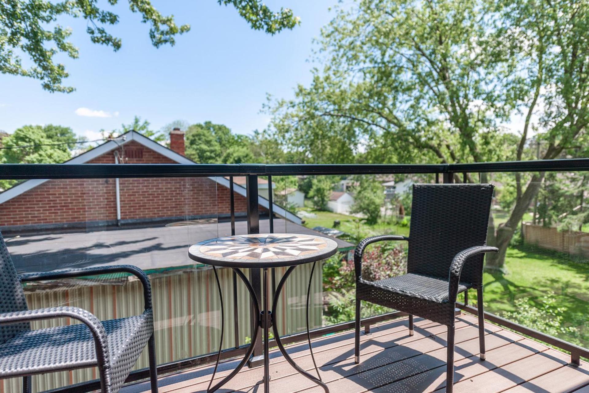 ENTIRE 2 BEDROOM APARTMENT UPTOWN WATERLOO - e3