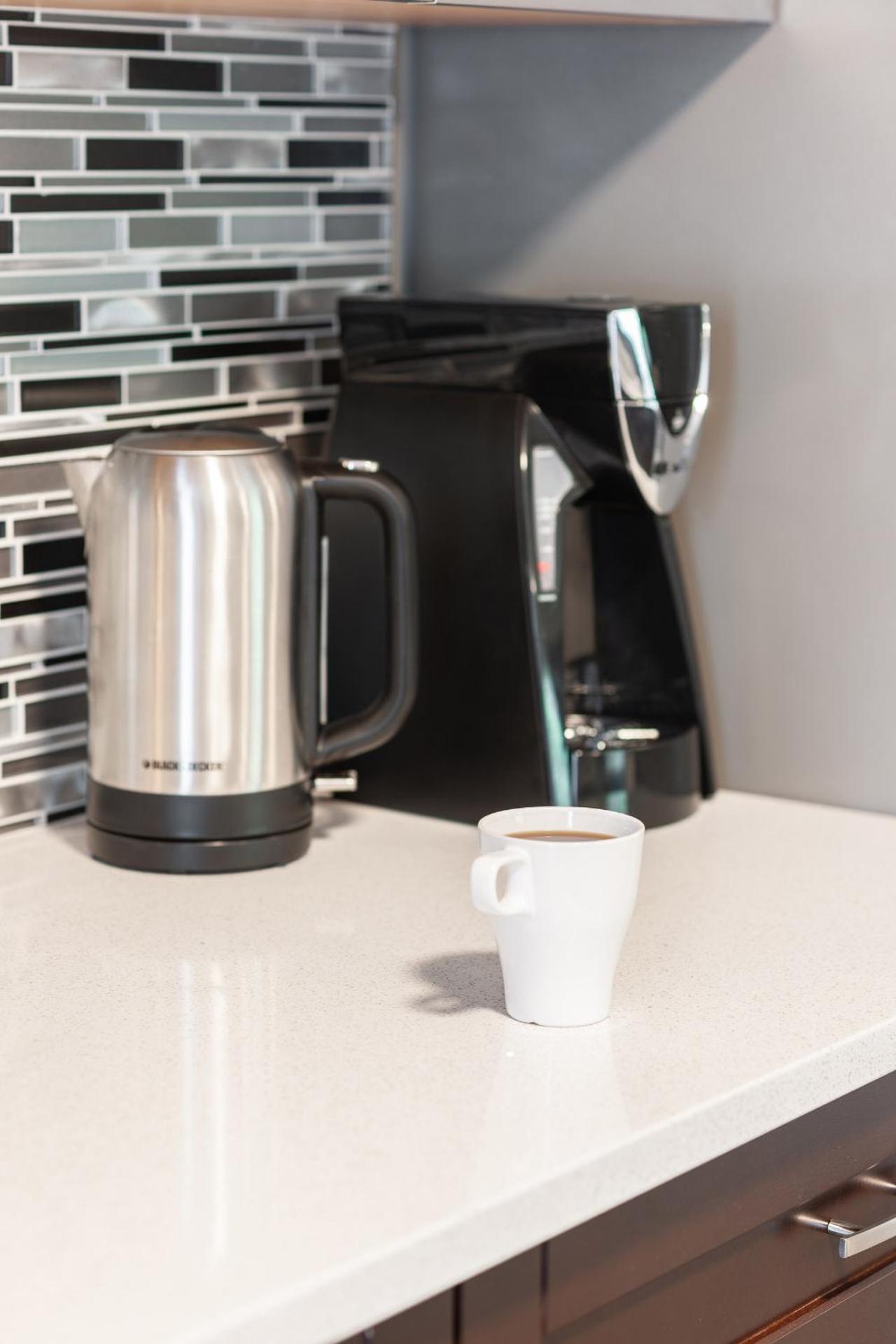 ENTIRE 2 BEDROOM APARTMENT UPTOWN WATERLOO - e3