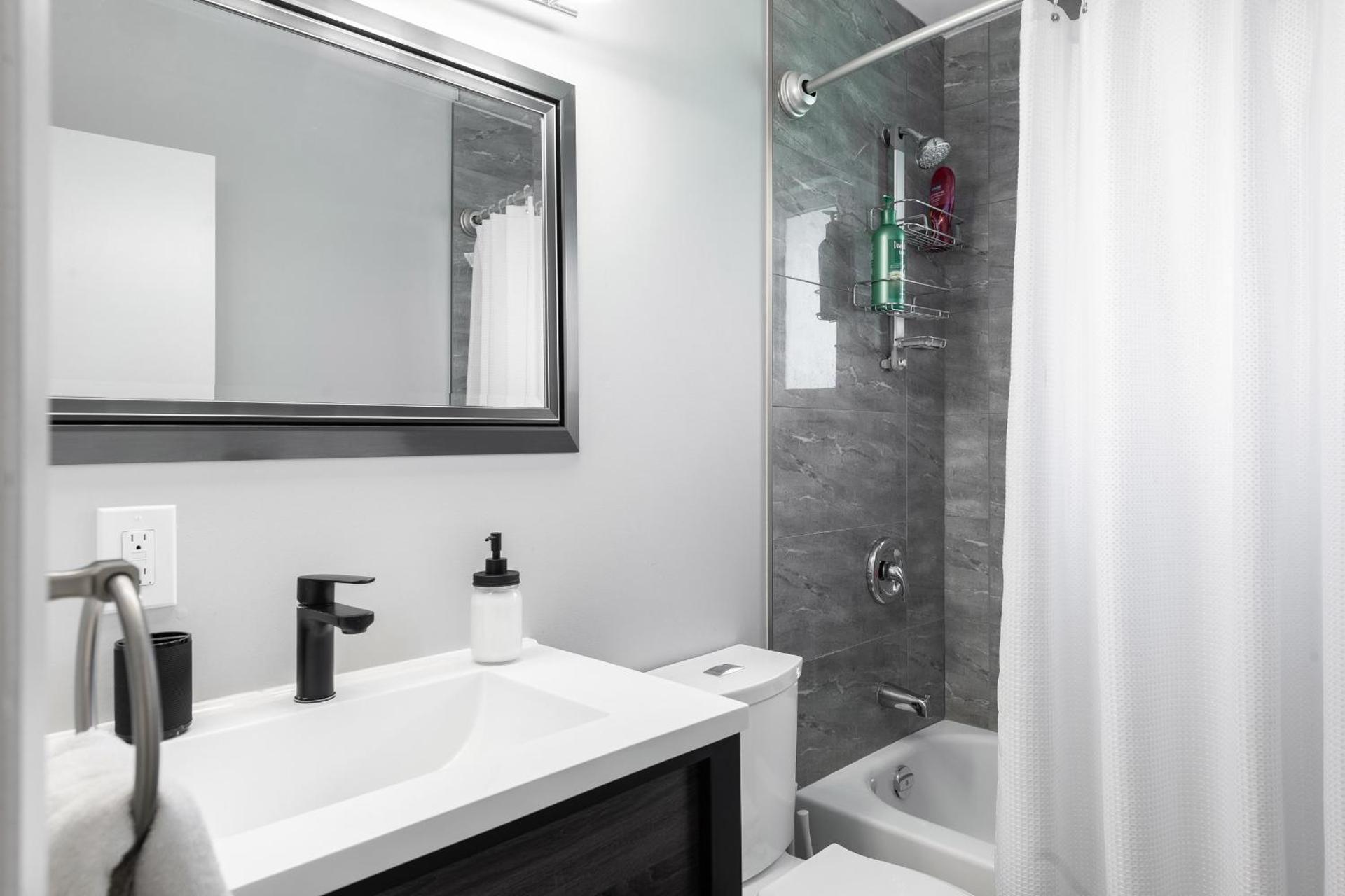 ENTIRE 2 BEDROOM APARTMENT UPTOWN WATERLOO - e3