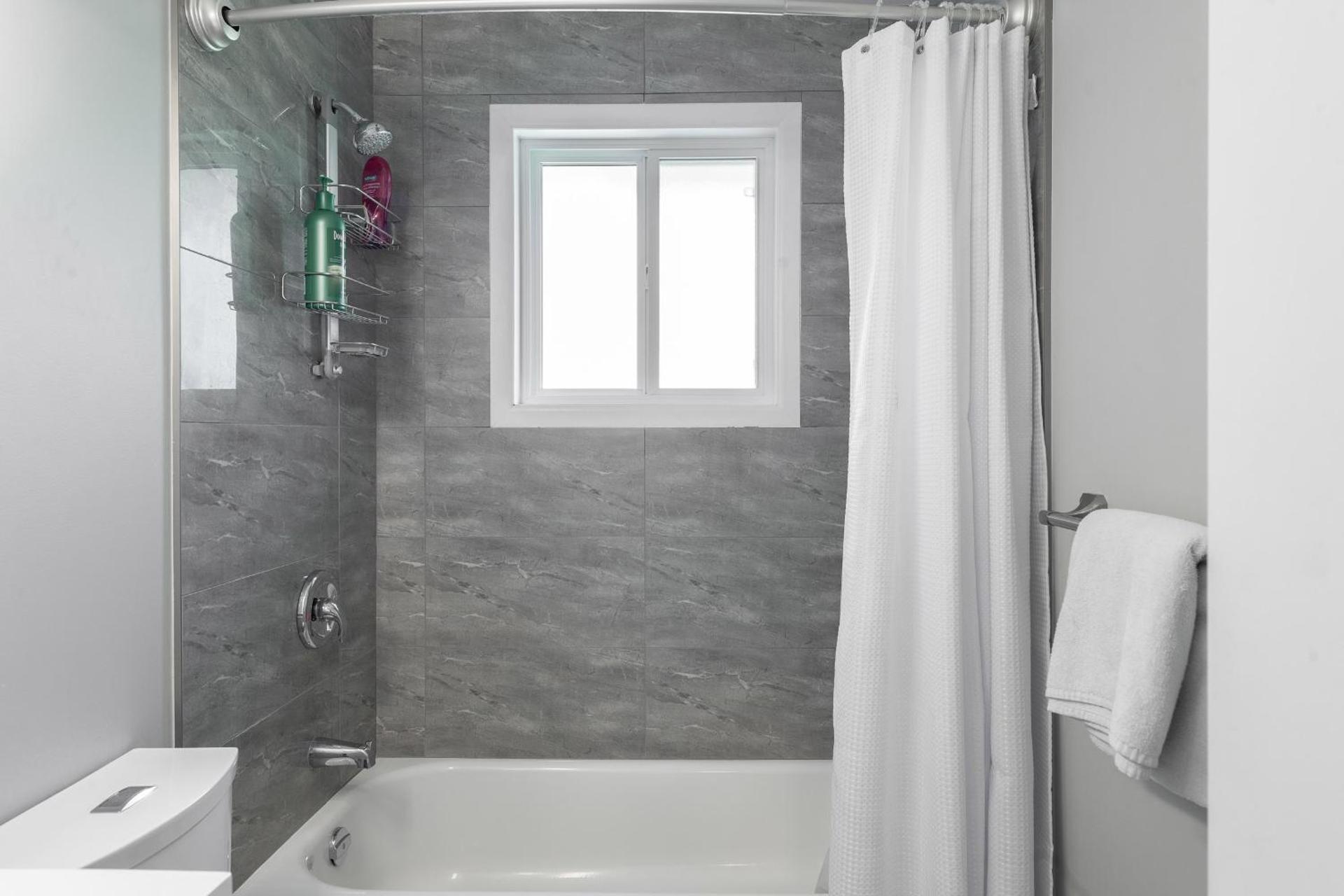 ENTIRE 2 BEDROOM APARTMENT UPTOWN WATERLOO - e3