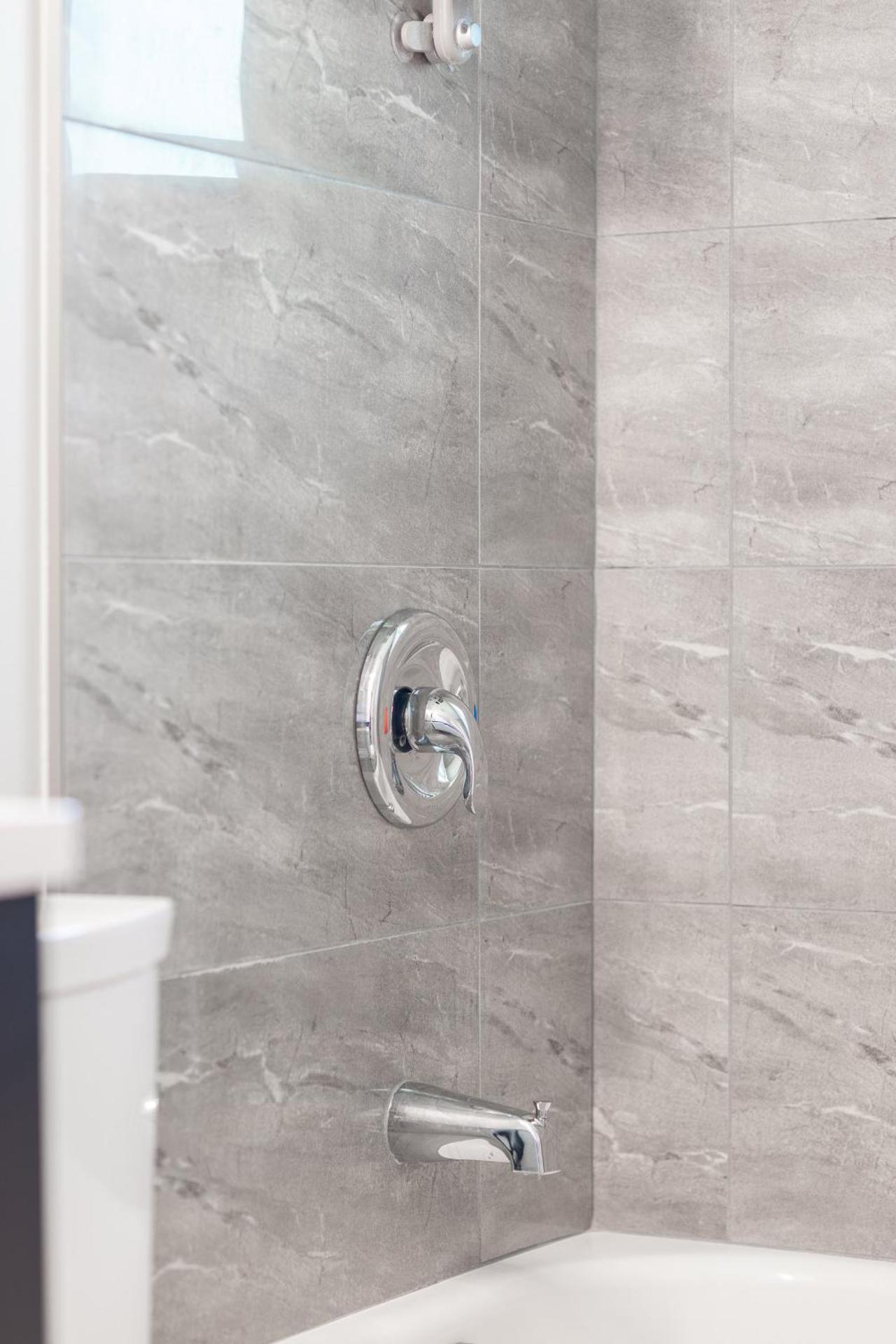 ENTIRE 2 BEDROOM APARTMENT UPTOWN WATERLOO - e3