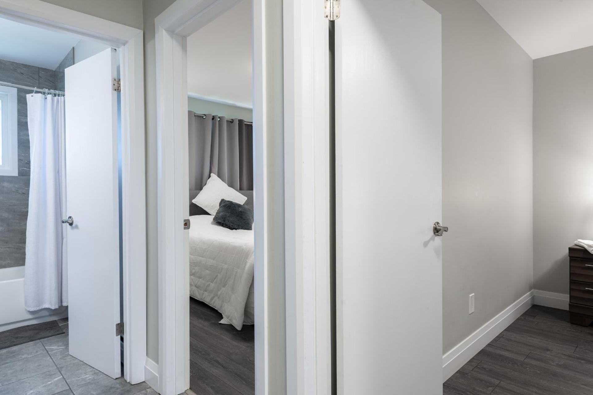 ENTIRE 2 BEDROOM APARTMENT UPTOWN WATERLOO - e3