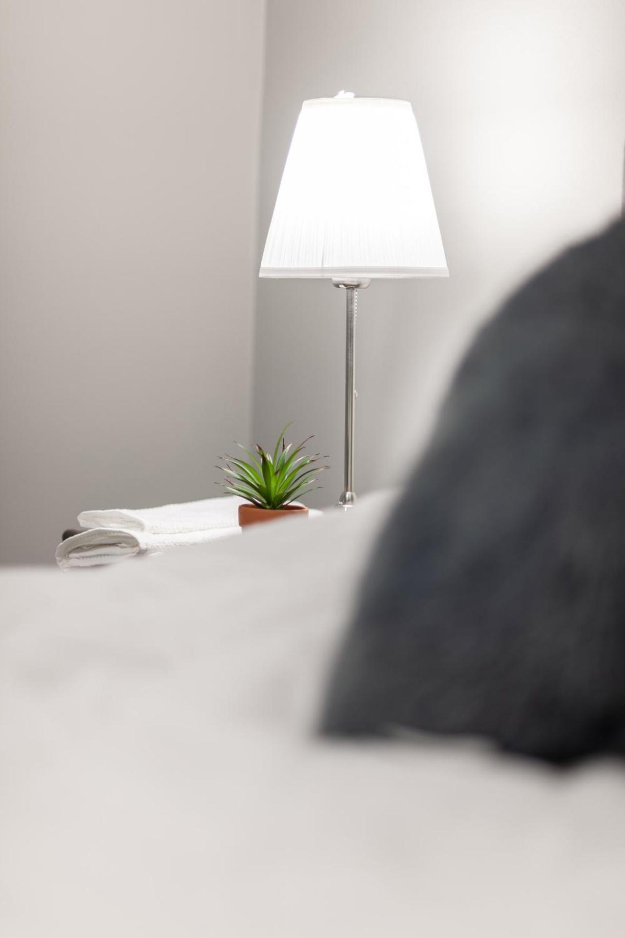 ENTIRE 2 BEDROOM APARTMENT UPTOWN WATERLOO - e3