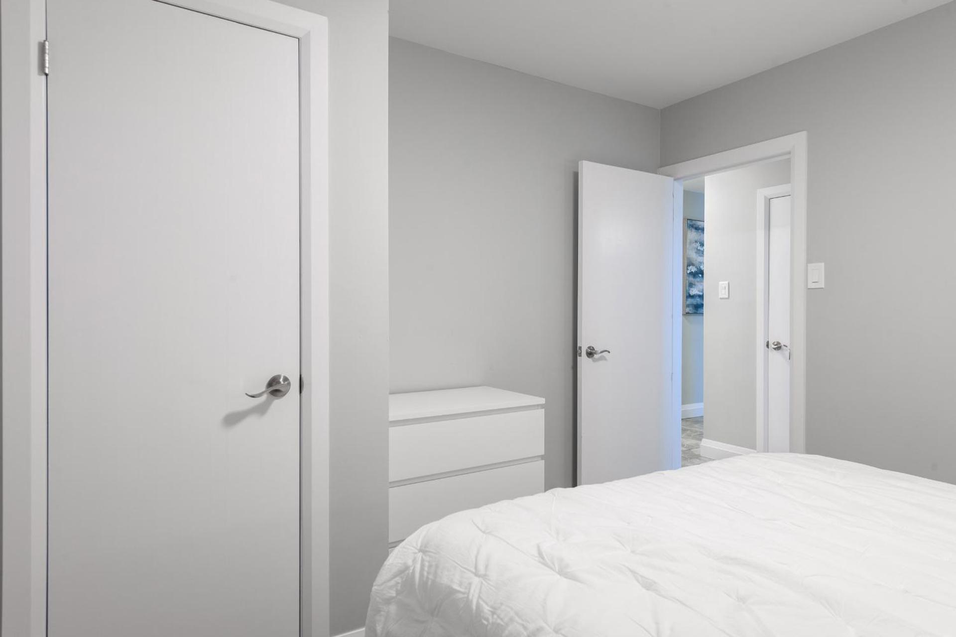 ENTIRE 2 BEDROOM APARTMENT UPTOWN WATERLOO - e3