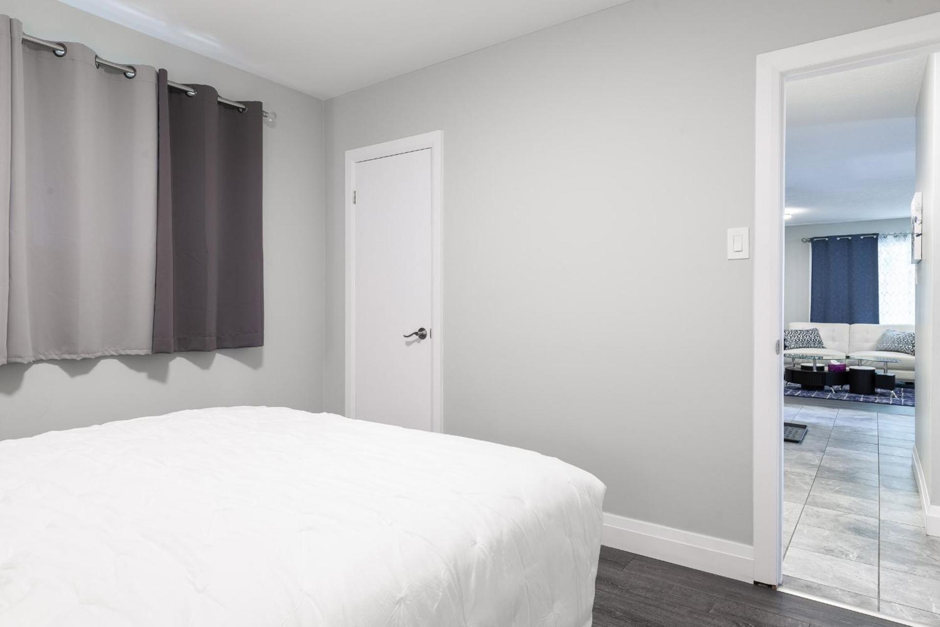 ENTIRE 2 BEDROOM APARTMENT UPTOWN WATERLOO - e3