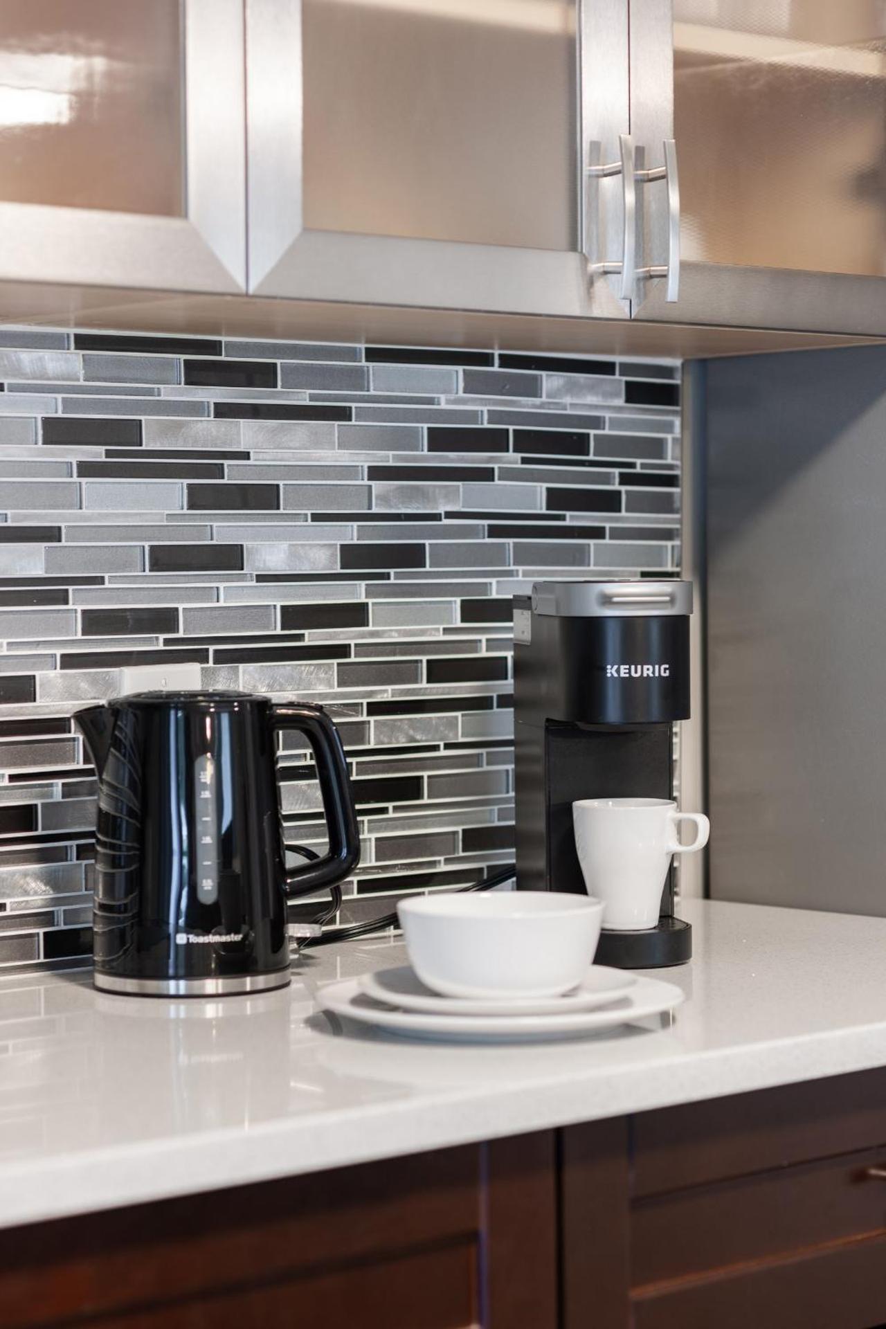 ENTIRE 2 BEDROOM APARTMENT UPTOWN WATERLOO - e2