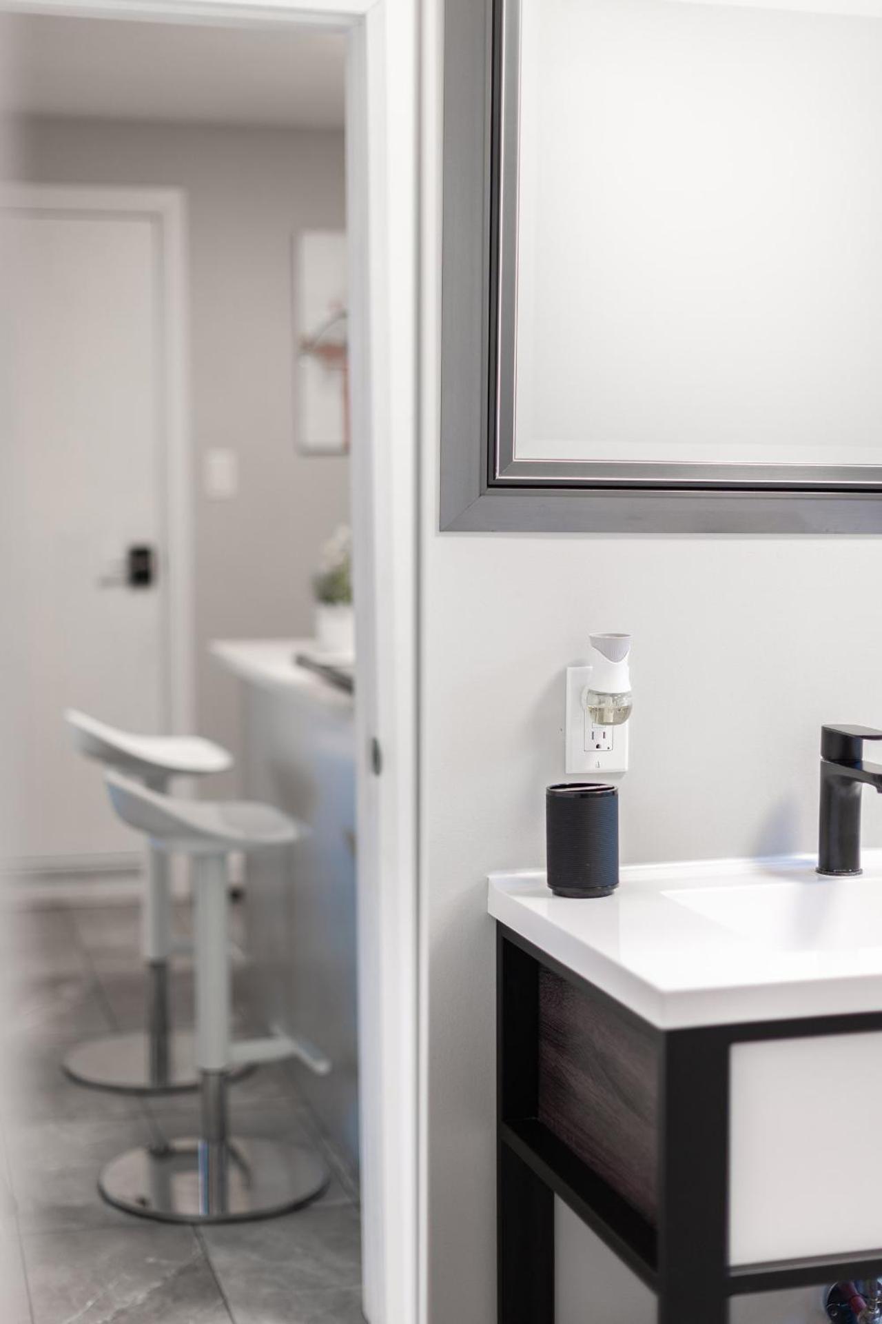 ENTIRE 2 BEDROOM APARTMENT UPTOWN WATERLOO - e1