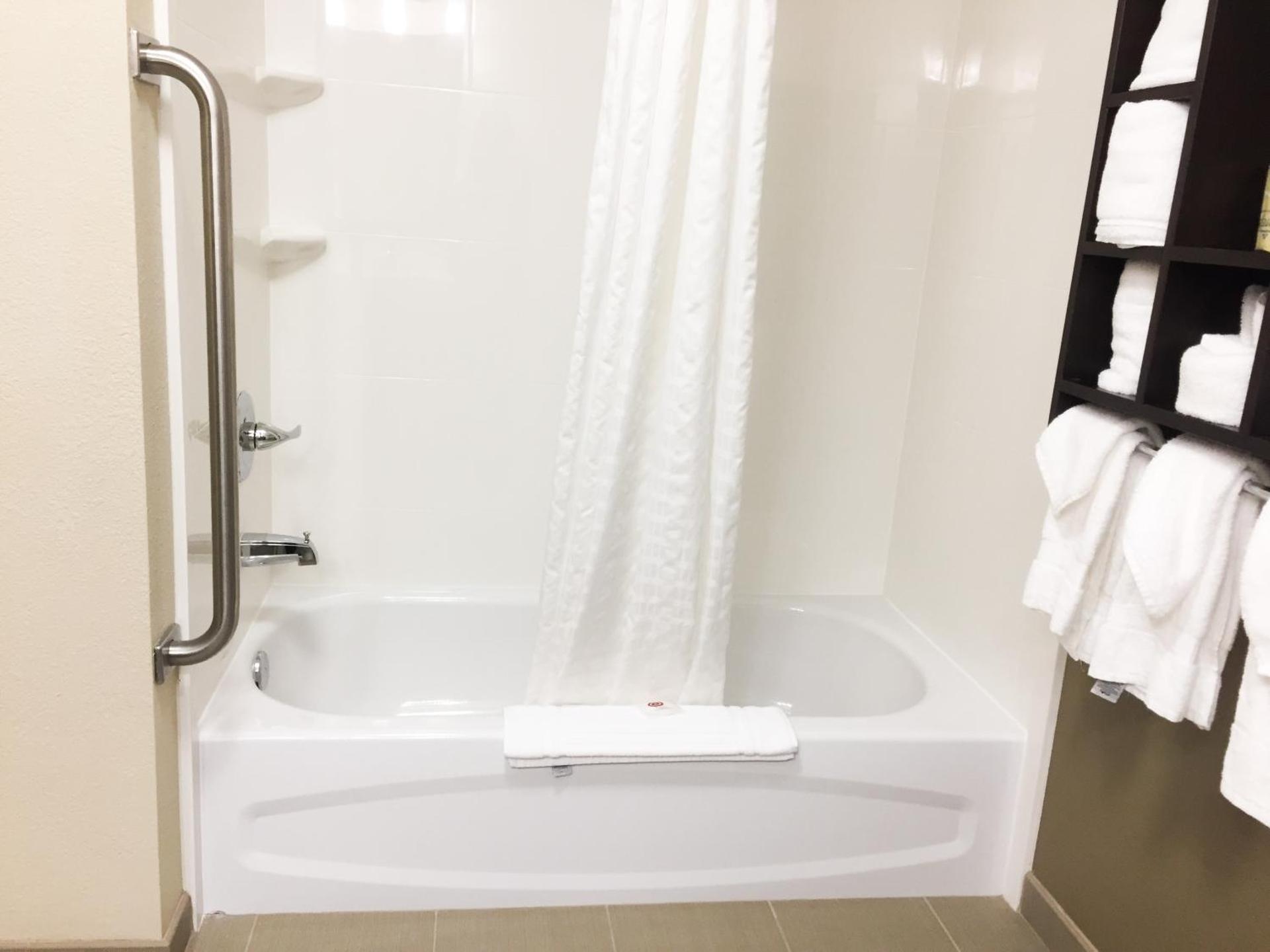 King Suite with Tub - Disability Access/Non-Smoking
