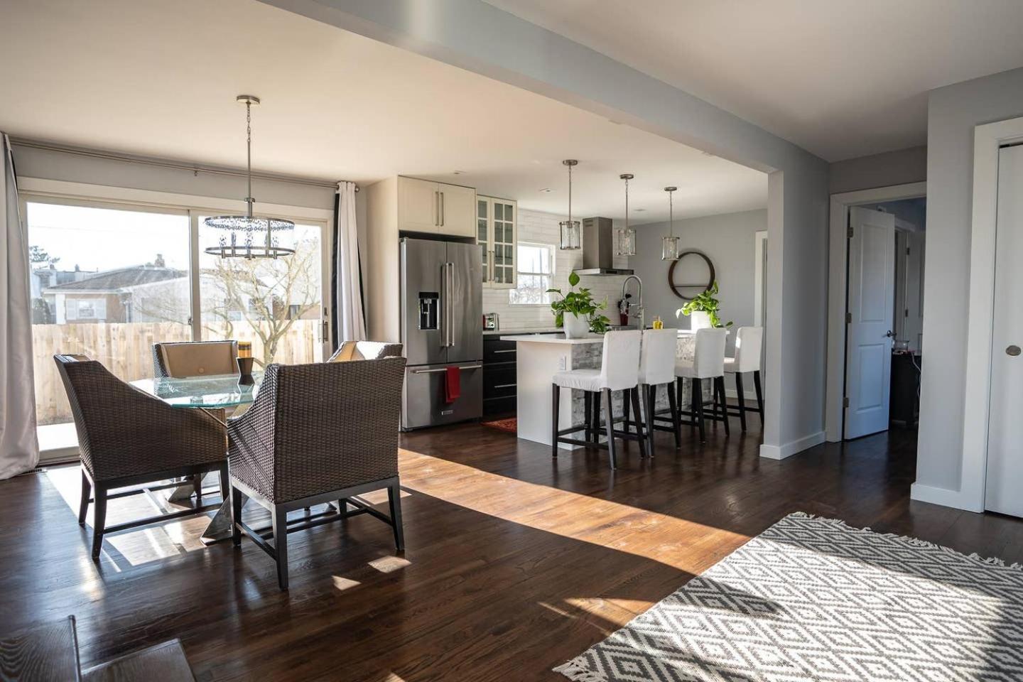 Modern Luxury Family Getaway Near Beach Casinos