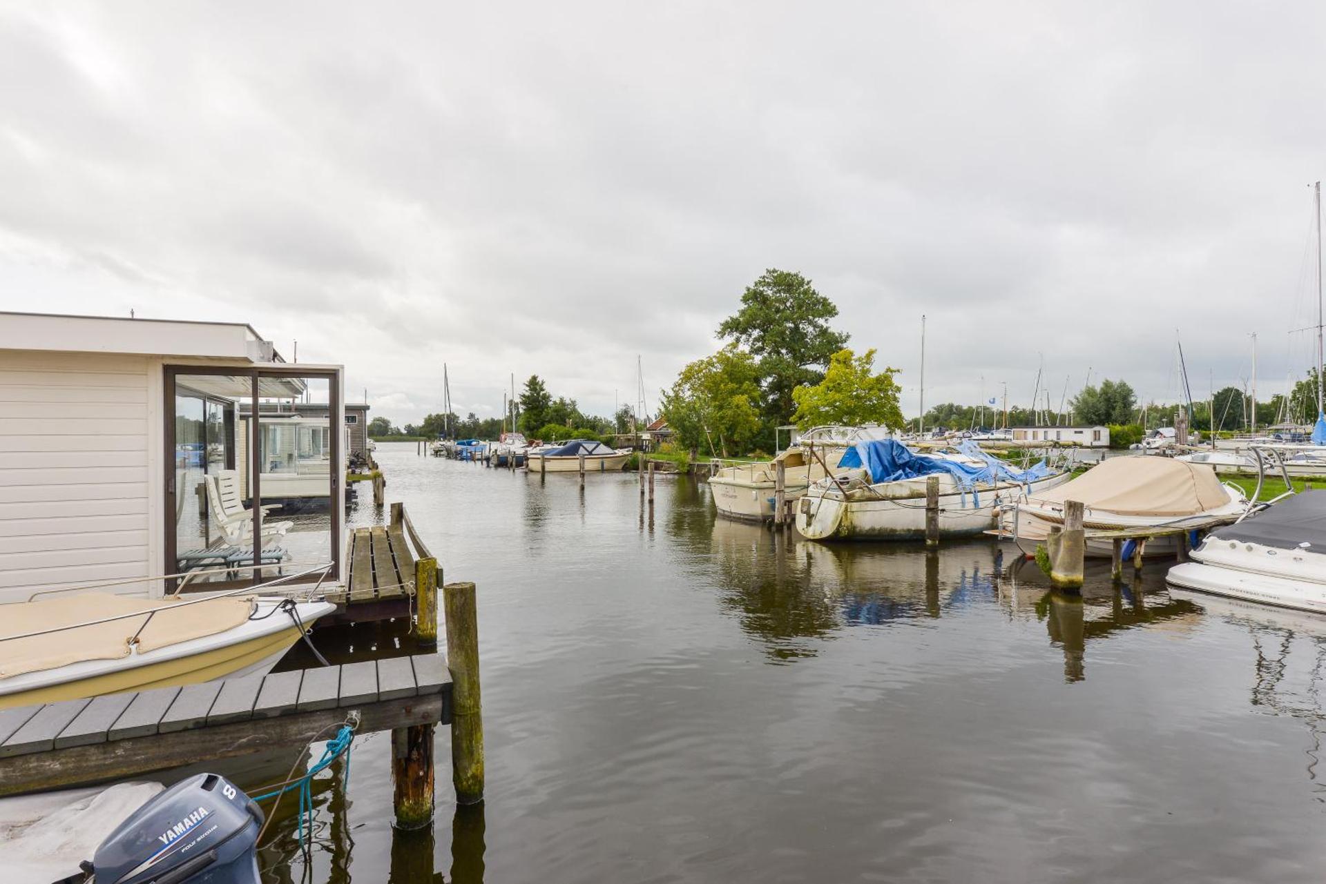Bright and Comfortable Houseboat