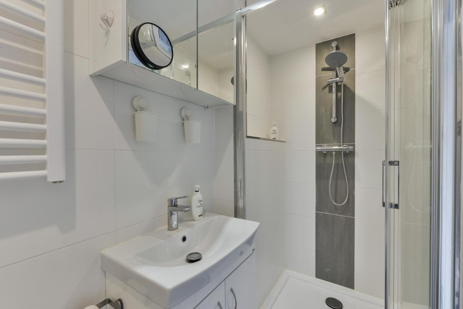 Bright and Comfortable Houseboat