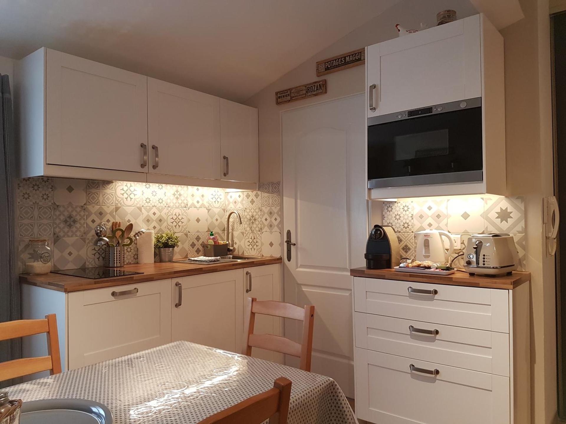 Kitchen or kitchenette