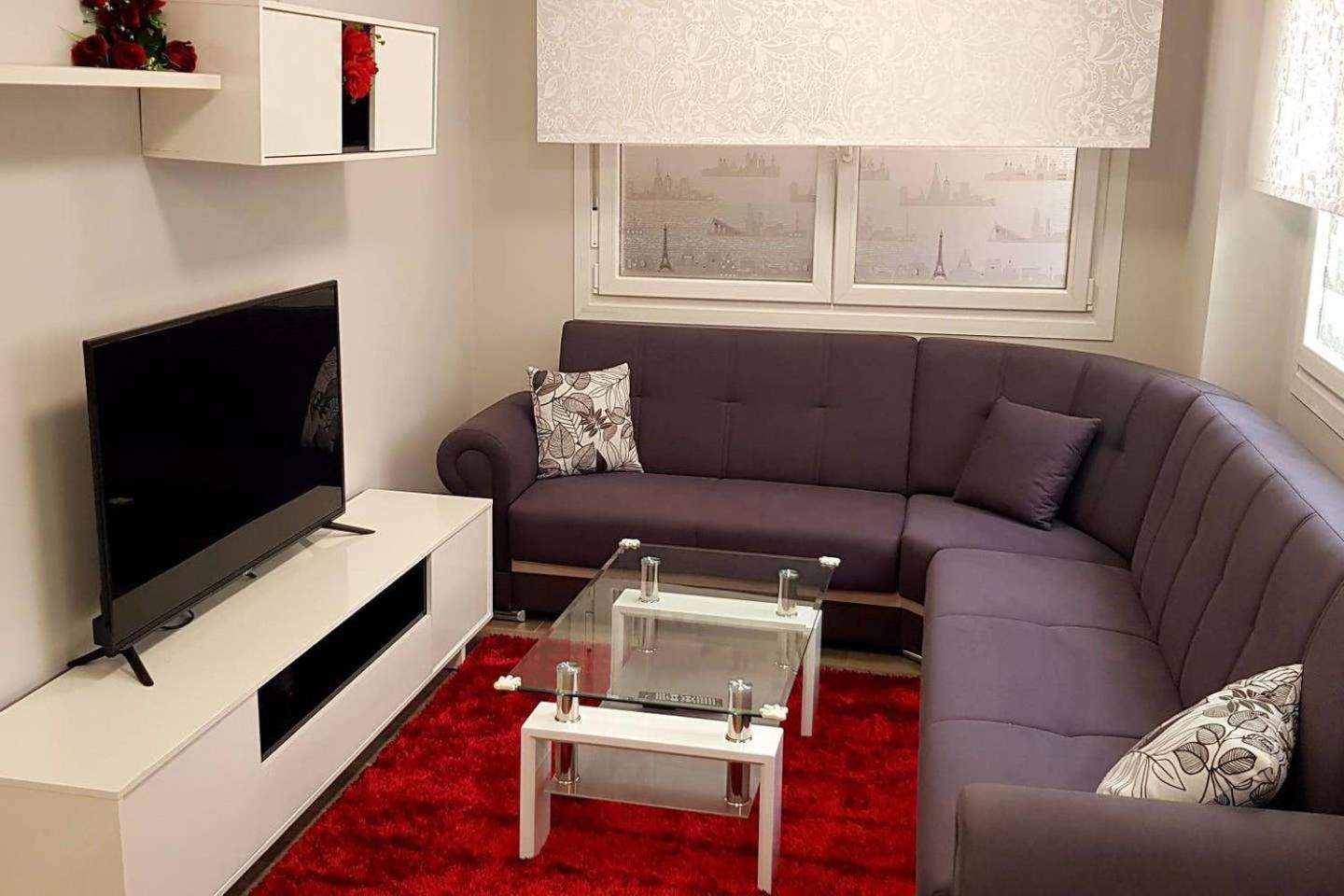 LAIA HOME GARAJE Y WIFI