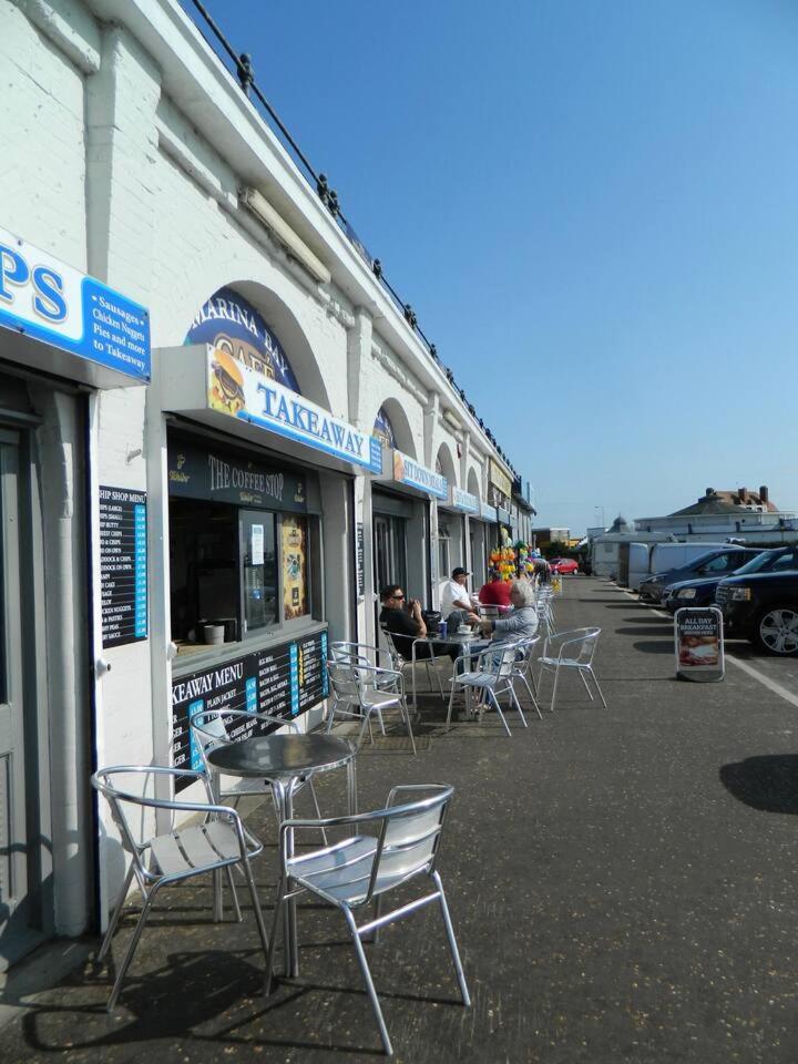 'Pavilion Cottage' next to Gorleston beach with sea views - pet friendly!