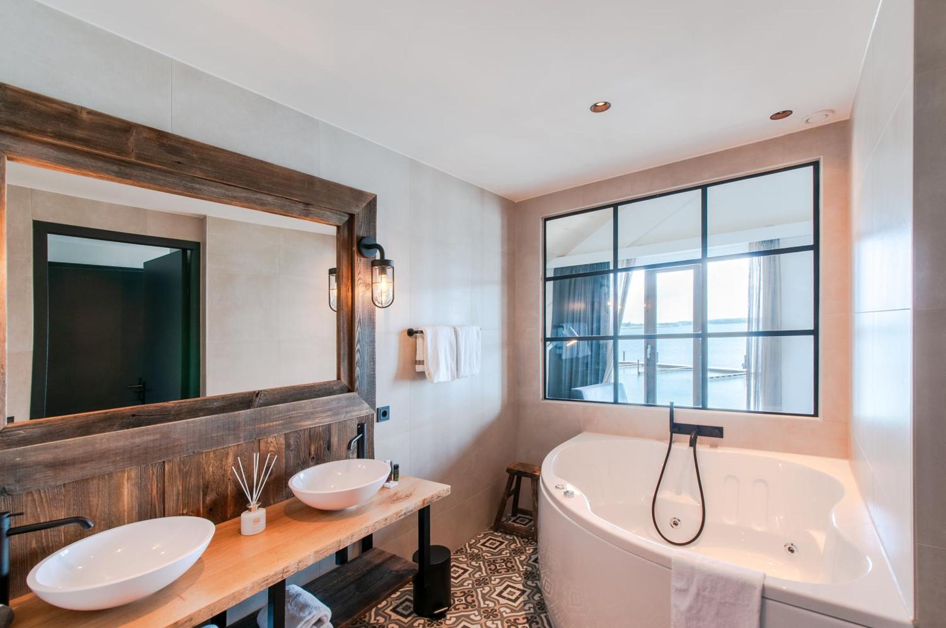 Waterrijk Oesterdam Hotel