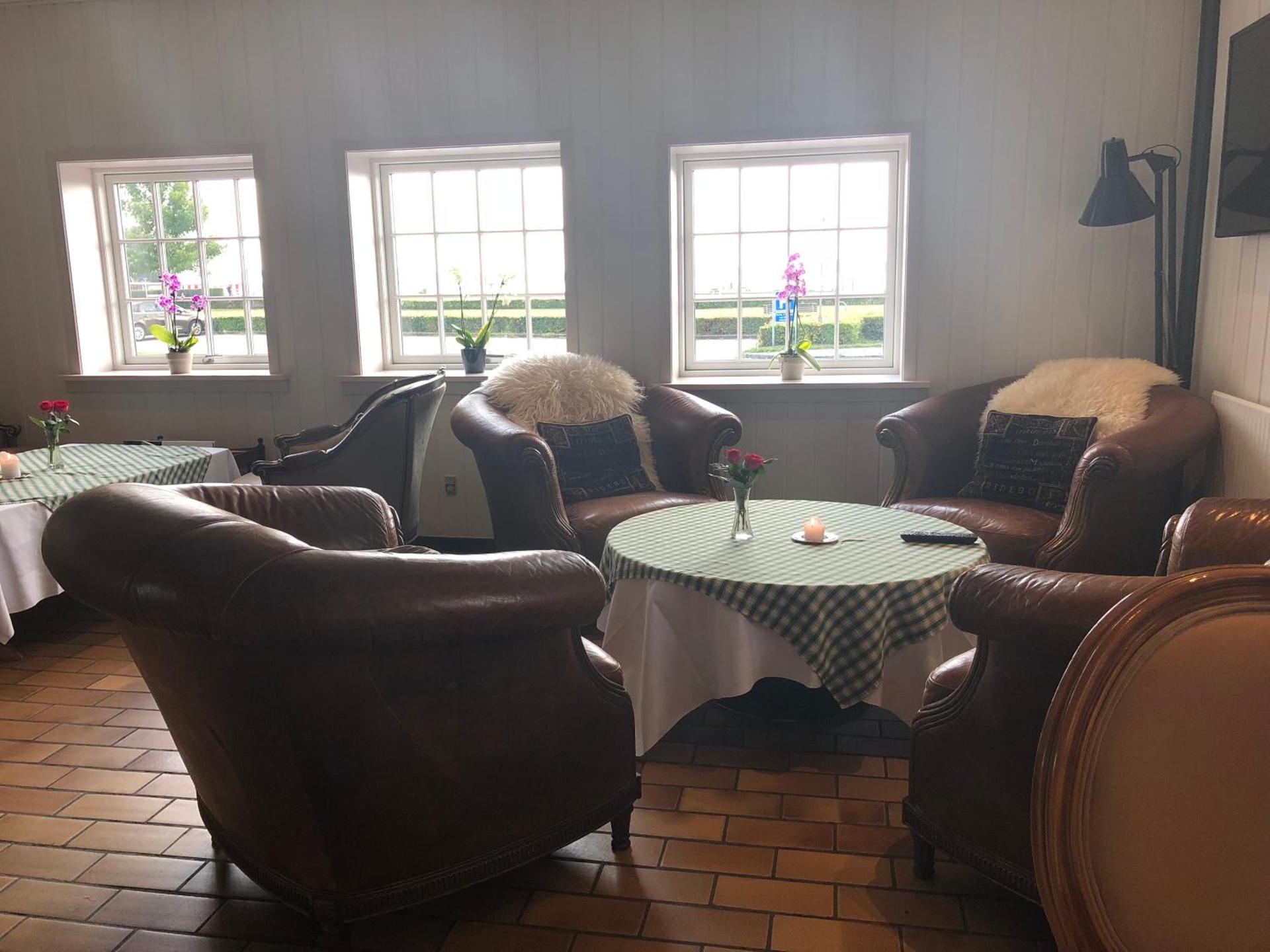 Communal lounge/ TV room