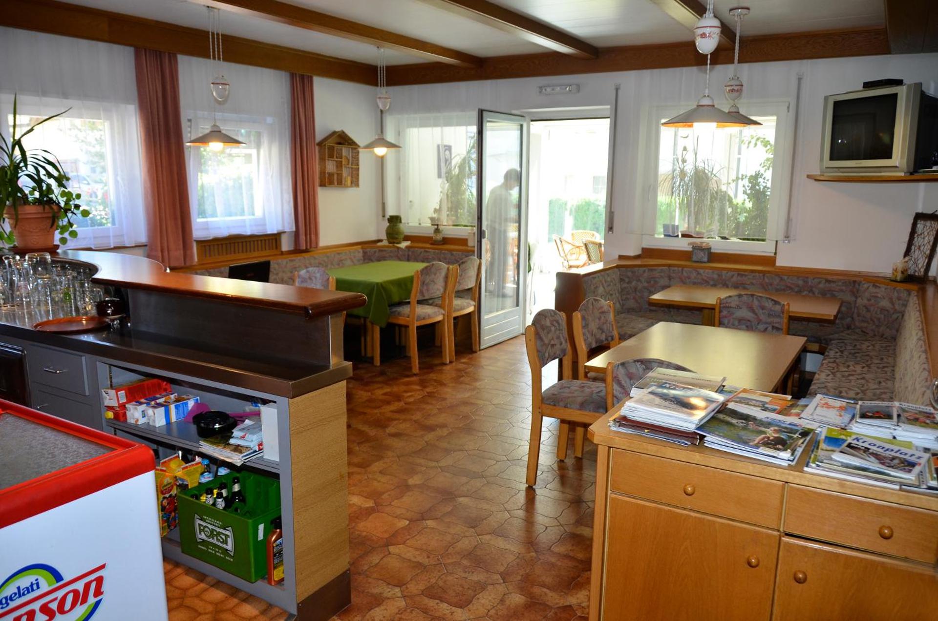 Communal lounge/ TV room