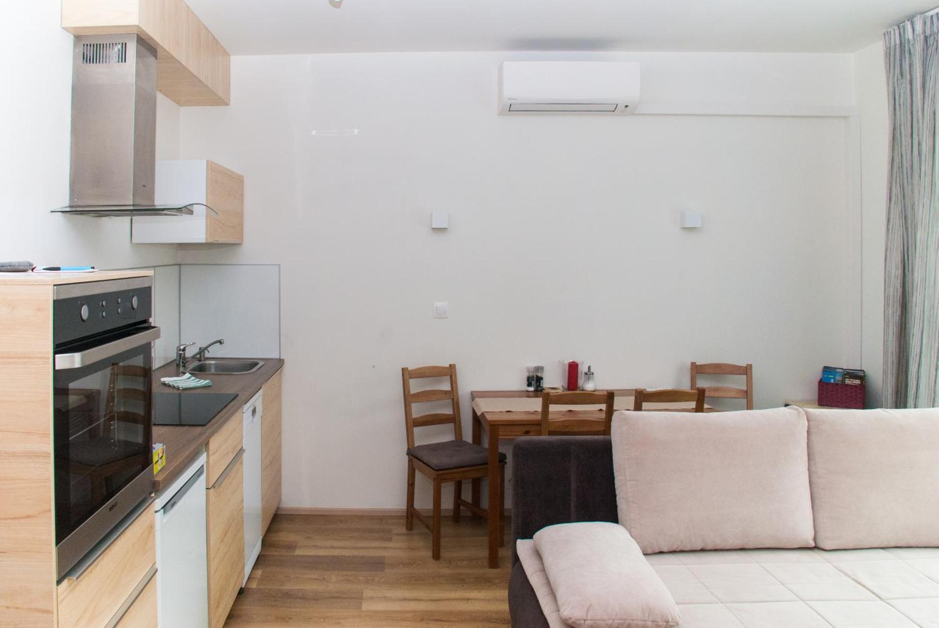 Sunny, fully furnished Studio type with terrace