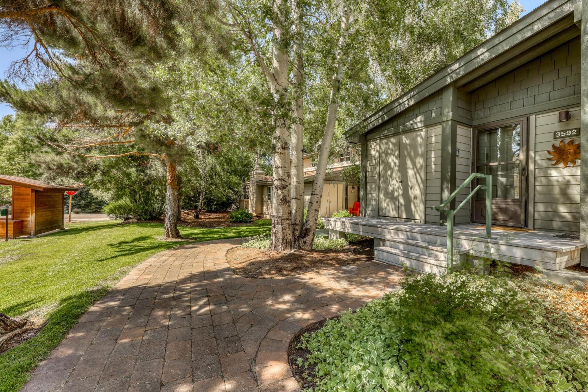 Single Level Ranch Condo in Elkhorn