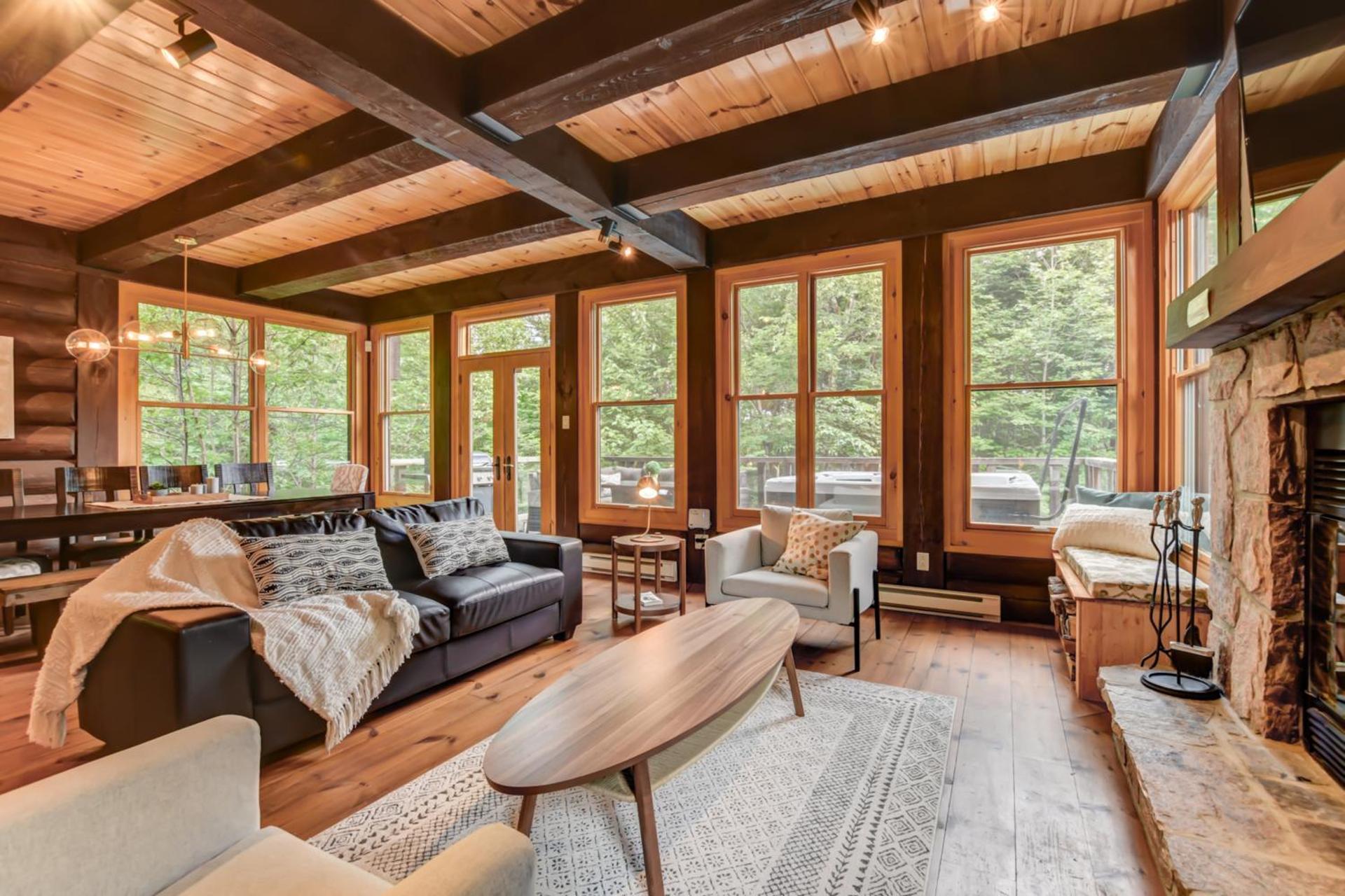 Chic log chalet with hot tub - Mont-Tremblant north side by Reserver.ca