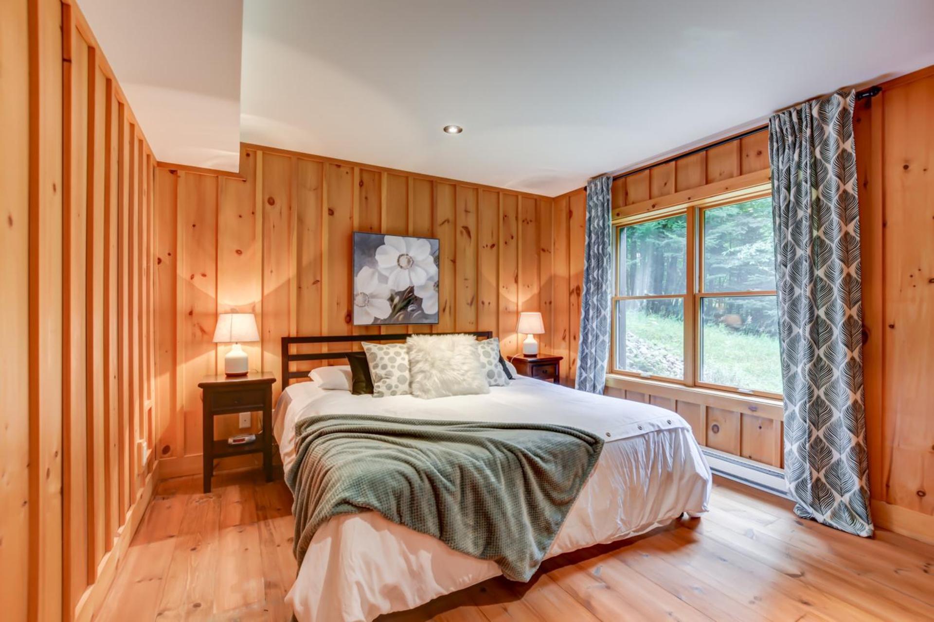 Chic log chalet with hot tub - Mont-Tremblant north side by Reserver.ca