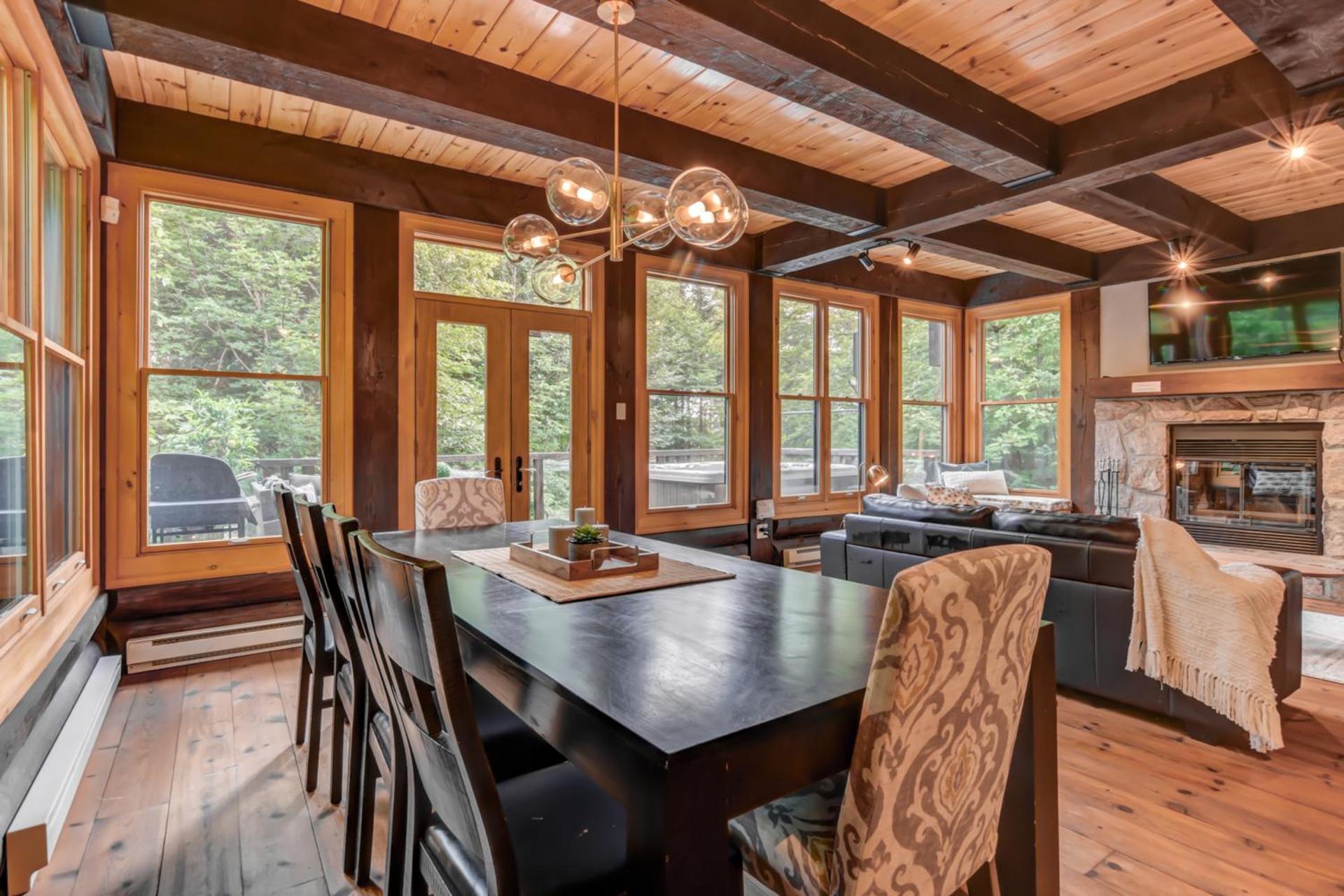 Chic log chalet with hot tub - Mont-Tremblant north side by Reserver.ca