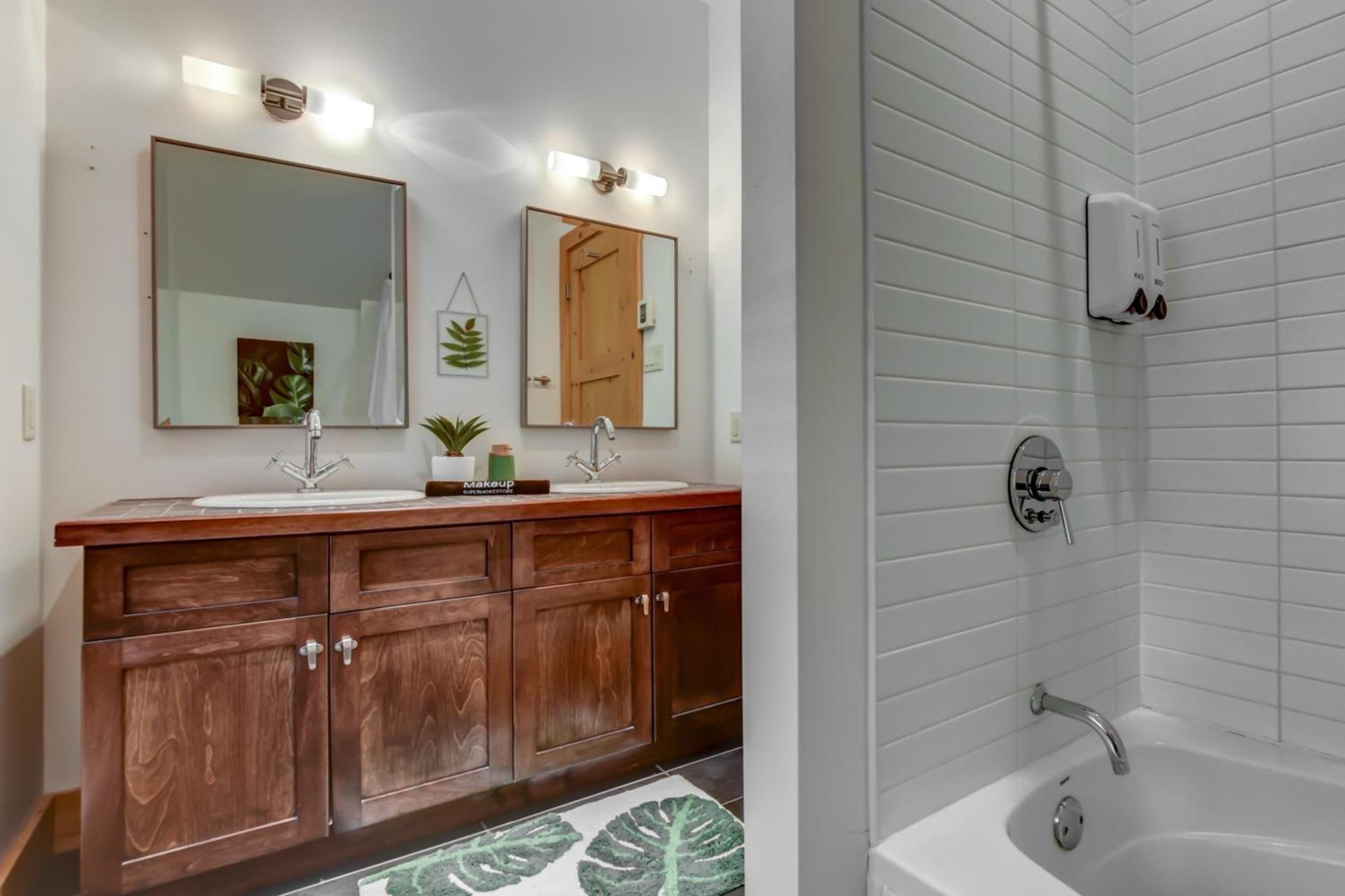 Chic log chalet with hot tub - Mont-Tremblant north side by Reserver.ca