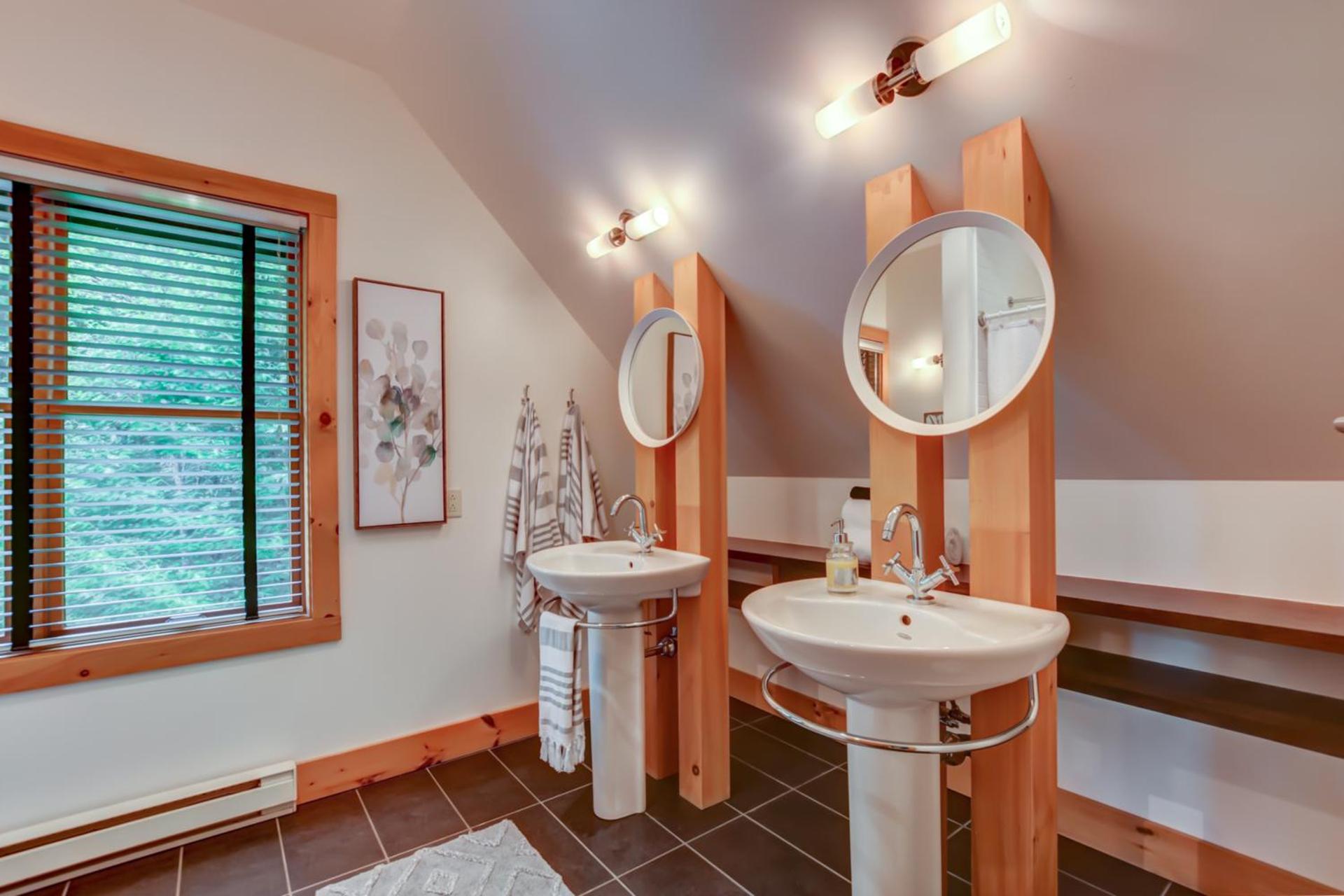 Chic log chalet with hot tub - Mont-Tremblant north side by Reserver.ca