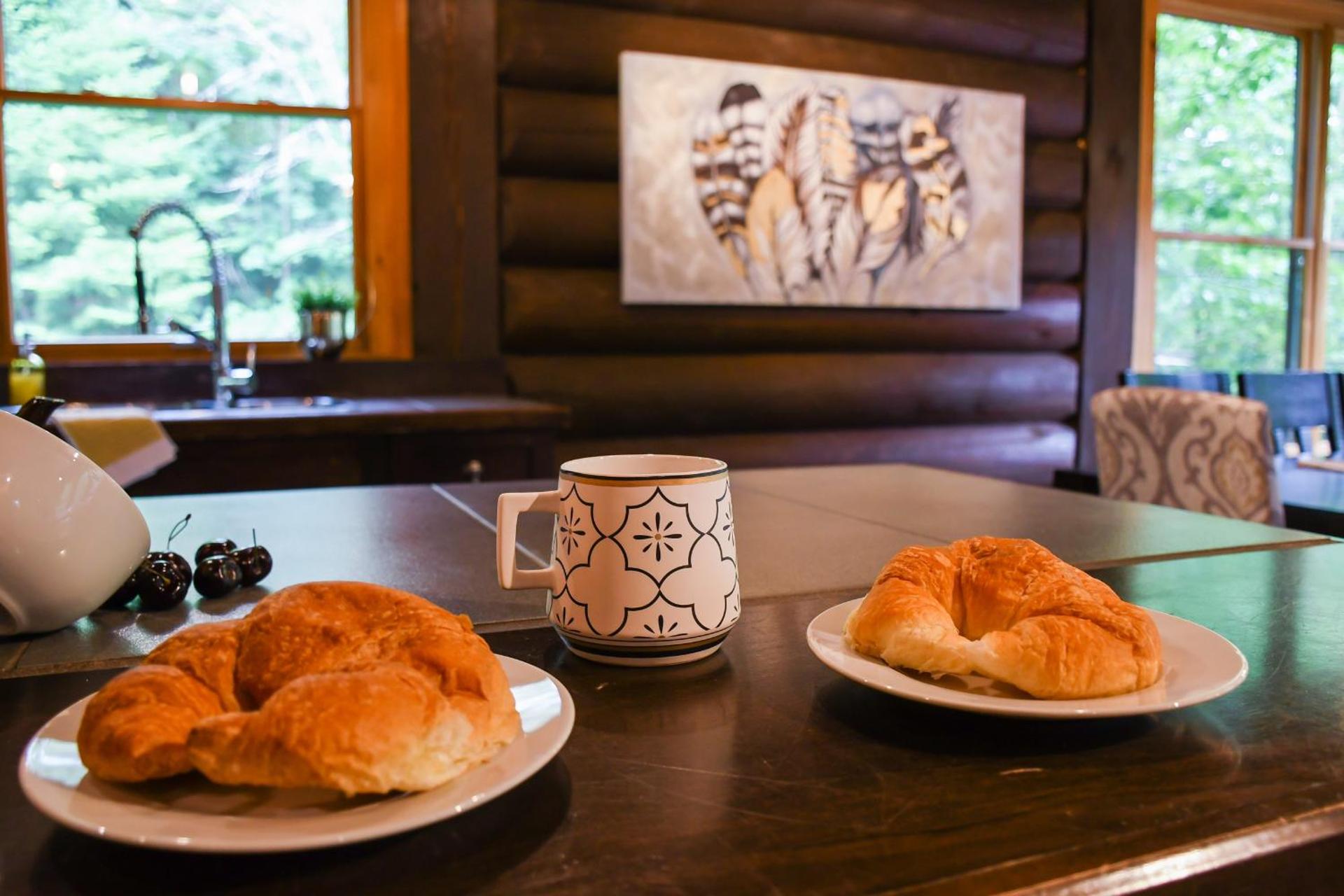 Chic log chalet with hot tub - Mont-Tremblant north side by Reserver.ca