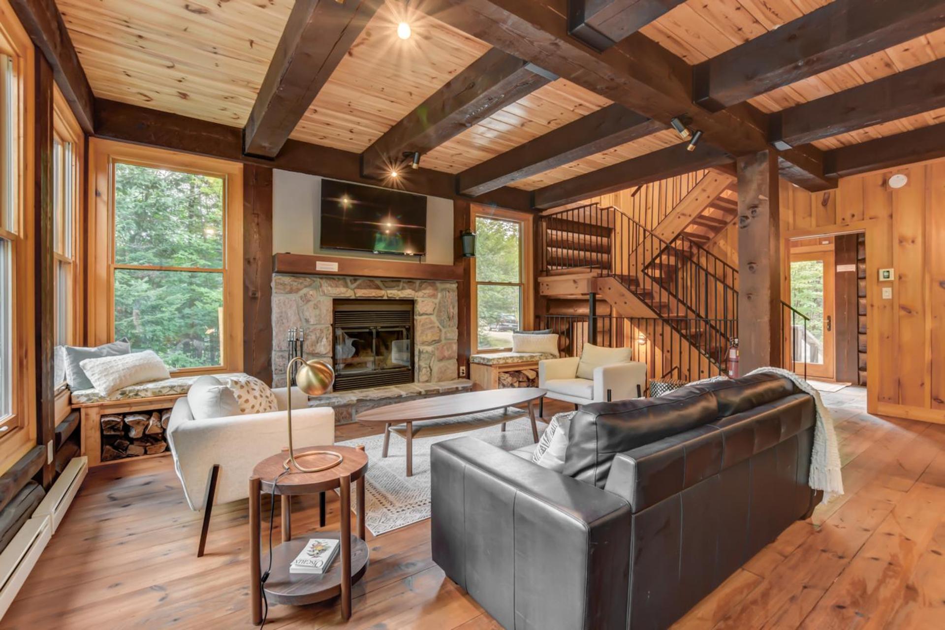 Chic log chalet with hot tub - Mont-Tremblant north side by Reserver.ca