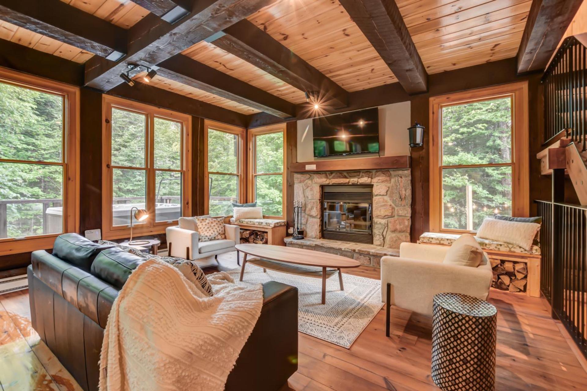 Chic log chalet with hot tub - Mont-Tremblant north side by Reserver.ca
