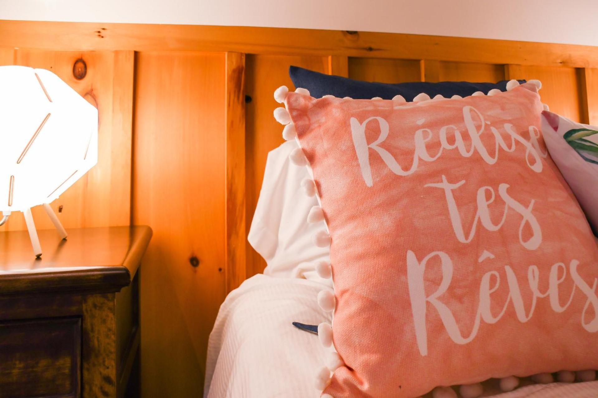 Chic log chalet with hot tub - Mont-Tremblant north side by Reserver.ca