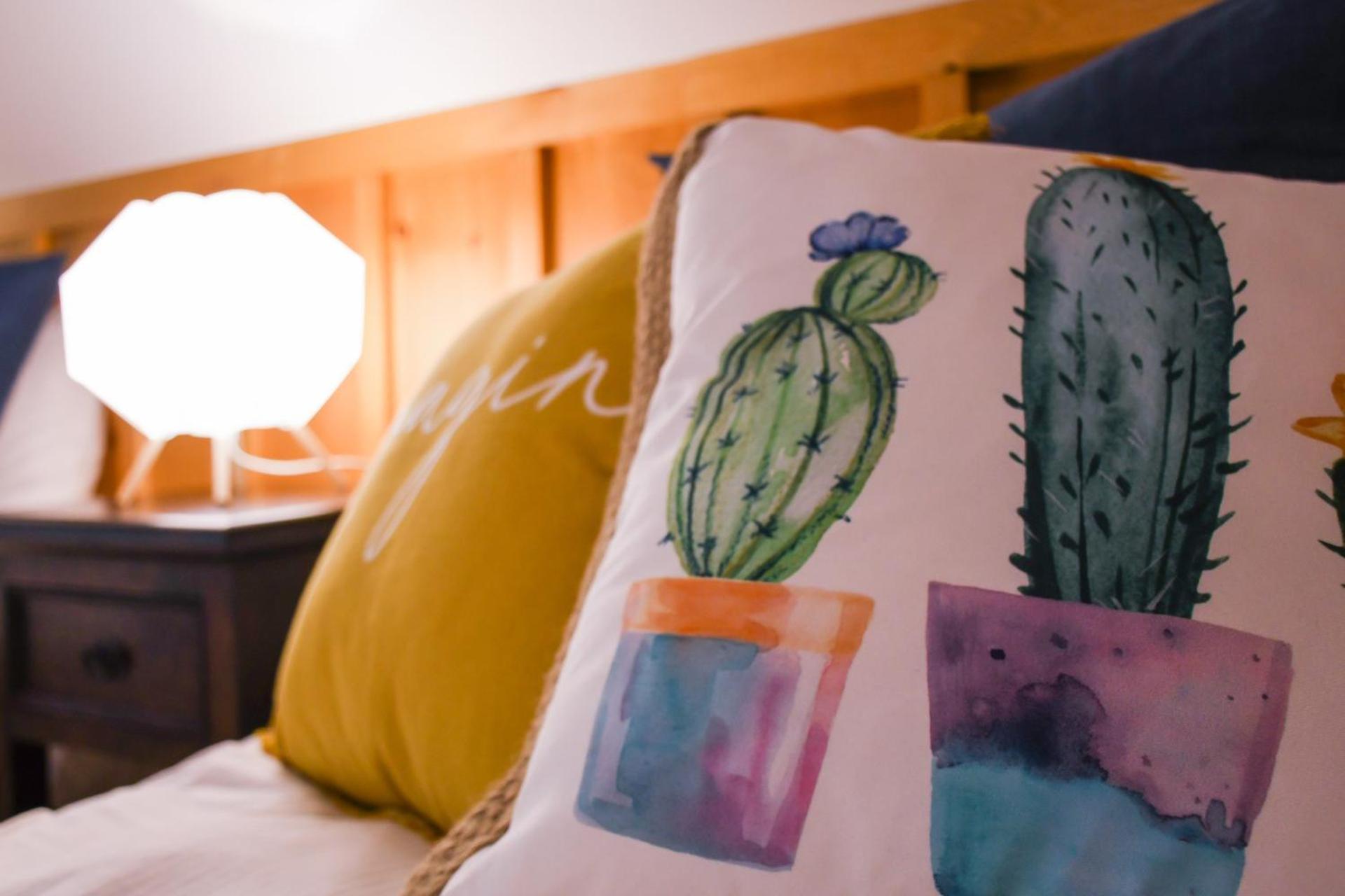 Chic log chalet with hot tub - Mont-Tremblant north side by Reserver.ca