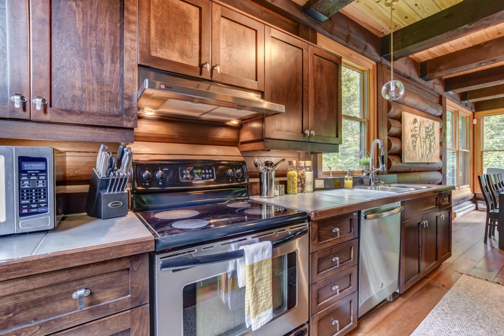 Chic log chalet with hot tub - Mont-Tremblant north side by Reserver.ca